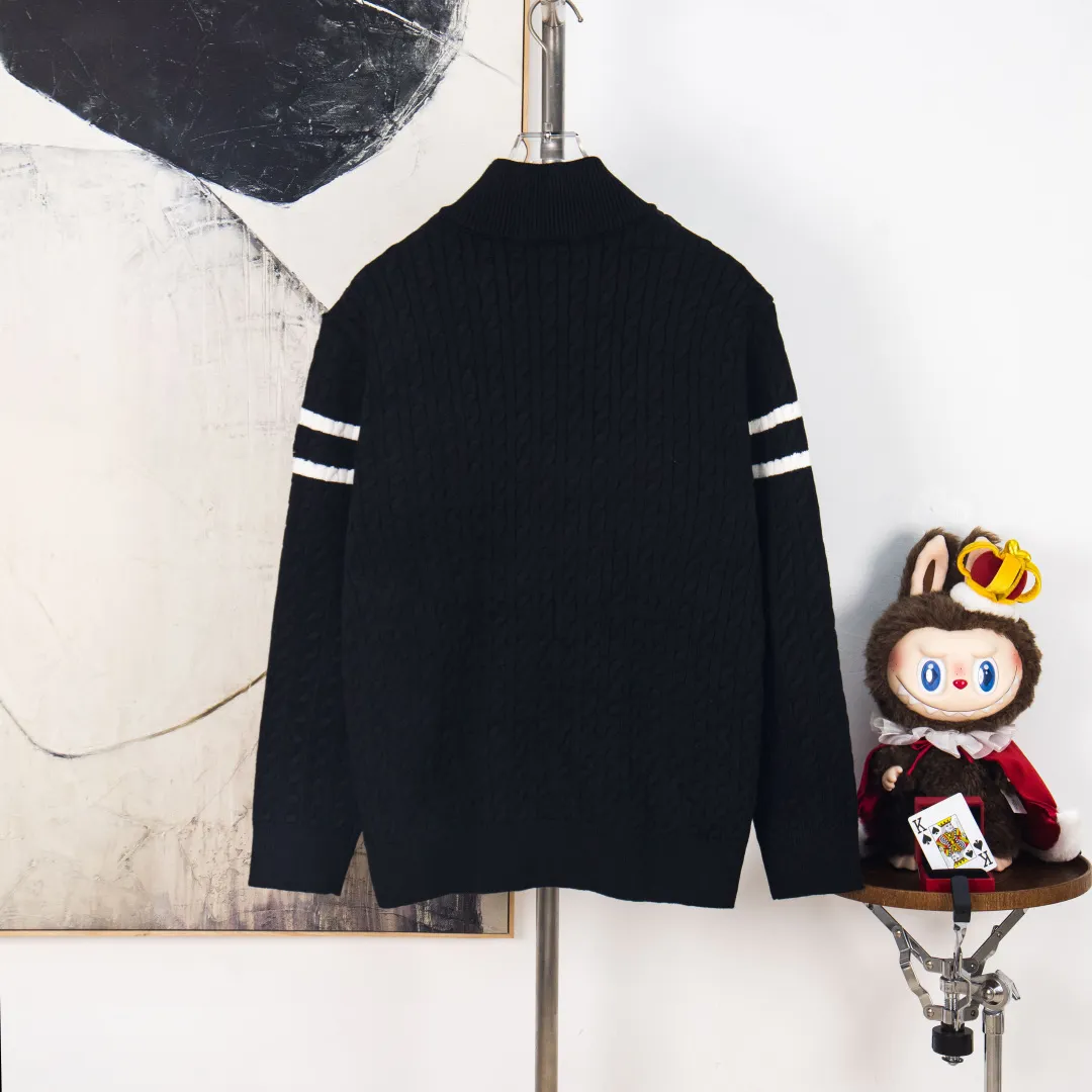 P480 💰zp version [Exclusive supply] MONCLER/Mongolian knitted down spliced ​​stand-up collar, unique side thread design! ! ! Selling point: down knitted splicing, the splicing is made of wool blended fabric! Mengjia will release several types of sweaters and down at this time every year. In fact, the sweater and down at the Mjia counter are classic and evergreen styles. They are all basic styles. They can be worn alone or matched inside, as a sweater. The main promotion of this kind of counter is black, so most of them are black, with down in the front. Our studio has launched a gray series of products to let everyone experience different surprises. The color combination is particularly good! The face threads are also super nice! Very comfortable! The back and both sleeves are made of wool blended fabric. Color: Black Gray Size: S M L XL Number: YK10648