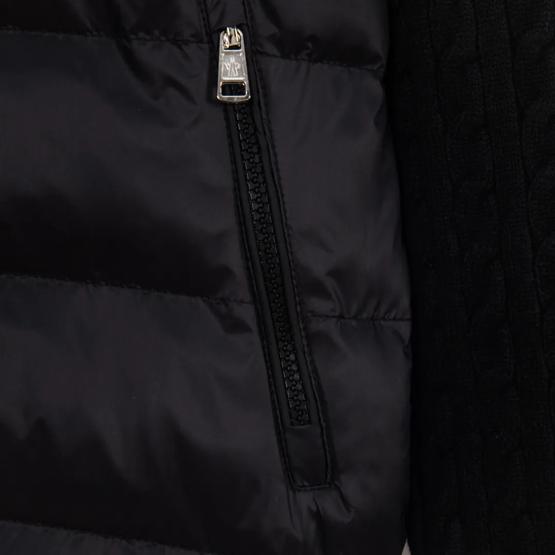 P480 💰zp version [Exclusive supply] MONCLER/Mongolian knitted down spliced ​​stand-up collar, unique side thread design! ! ! Selling point: down knitted splicing, the splicing is made of wool blended fabric! Mengjia will release several types of sweaters and down at this time every year. In fact, the sweater and down at the Mjia counter are classic and evergreen styles. They are all basic styles. They can be worn alone or matched inside, as a sweater. The main promotion of this kind of counter is black, so most of them are black, with down in the front. Our studio has launched a gray series of products to let everyone experience different surprises. The color combination is particularly good! The face threads are also super nice! Very comfortable! The back and both sleeves are made of wool blended fabric. Color: Black Gray Size: S M L XL Number: YK10648