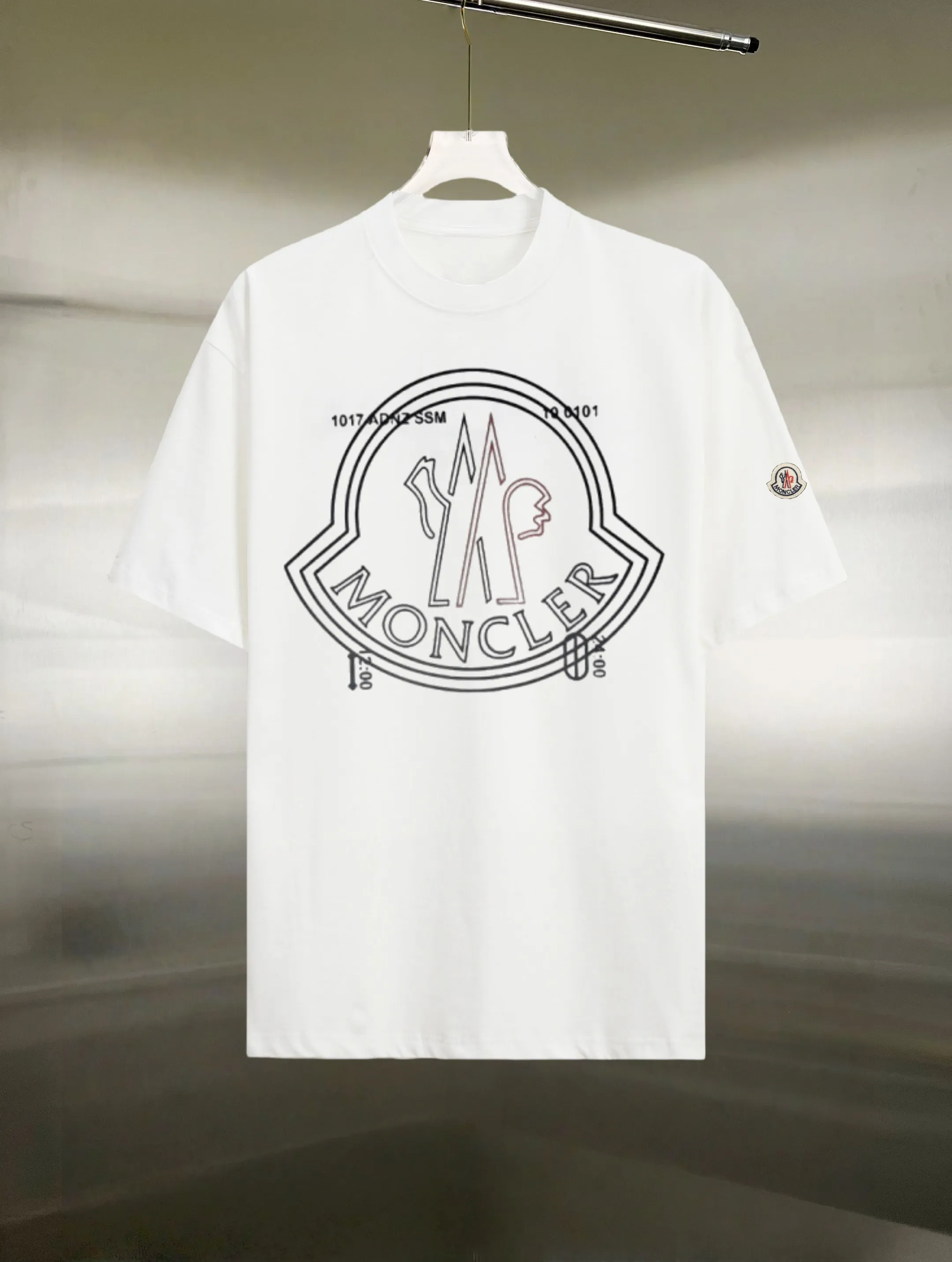 P130 Style: Moncler/muzzled short-sleeved T-shirt Fabric: 300g double yarn 100% cotton Rib: 320g Solona Process: Printing Color: White Black Size: S M L XL XXL No gender distinction, same style for men and women