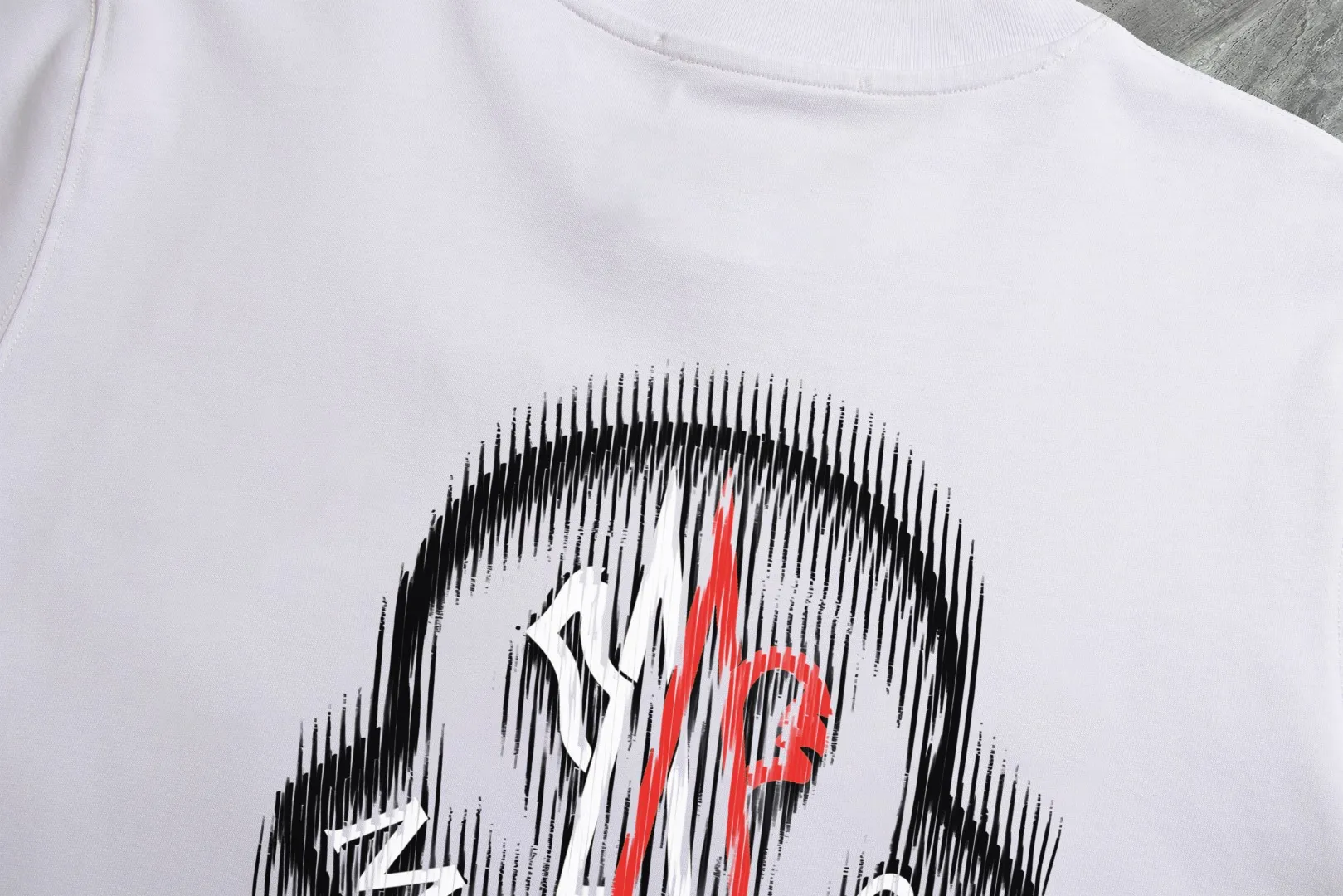 P140 Upgraded version "Mobile phone smart sensor ~ NFC chip armband ~ Direct access to the official website for anti-counterfeiting" "Moncler ~ Mouth Mouth" 2025 new high-quality round neck short-sleeved T-shirt. The cuffs have imported embroidered labels. Customized dyeing, very comfortable to touch. Super versatile and good-looking short-sleeved. Complete with three labels. Non-market ordinary version. Feel free to compare. Quality is absolutely guaranteed! ‼ First of all, this original fabric is all custom-woven with 32-count double yarn fabric, 250G, and the weight is the same‼ Fine workmanship, double waistcoat method, double waistcoat method, double waistcoat method makes the whole dress more three-dimensional, which is not a craft that ordinary T-shirts can achieve🤪 Size: S-M-L-XL-2XL Color: black, white, apricot, same style for men and women