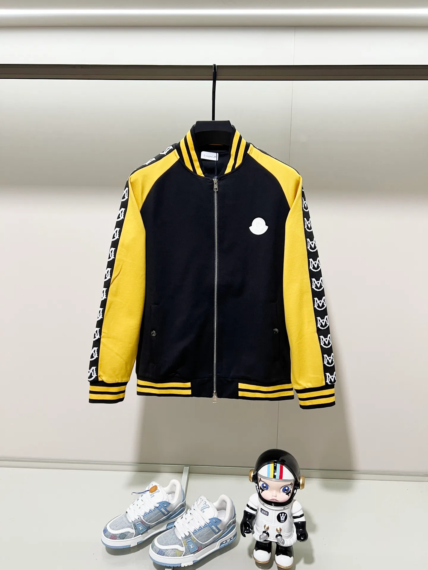 P270 MONCLER/Mask Customized fabric suit zipper jacket Color-blocking design embroidery🪡Micro-labeled LOGO hand sleeve webbing technology Official synchronization High version High quality Fashion personality Versatile trend Pure original quality Original fabric Hang tag Collar label Washed wheat Complete three labels Color: black and white. Black green. Black yellow. Size: S-2XL