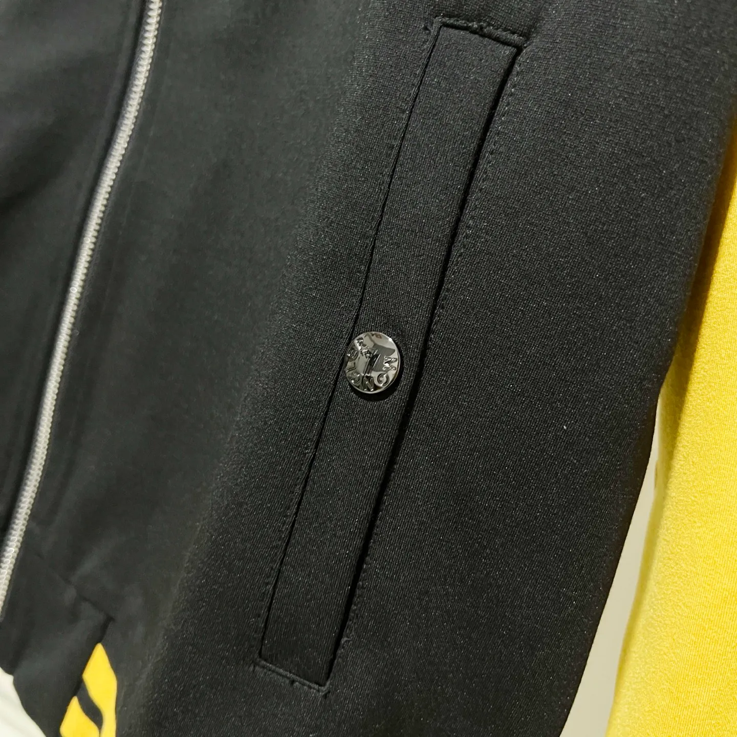 P270 MONCLER/Mask Customized fabric suit zipper jacket Color-blocking design embroidery🪡Micro-labeled LOGO hand sleeve webbing technology Official synchronization High version High quality Fashion personality Versatile trend Pure original quality Original fabric Hang tag Collar label Washed wheat Complete three labels Color: black and white. Black green. Black yellow. Size: S-2XL