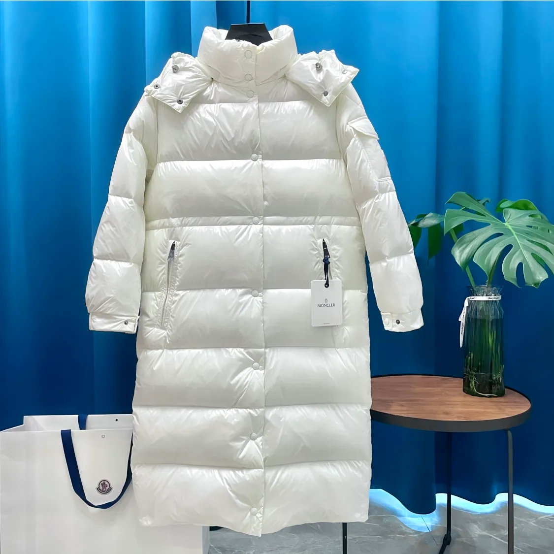 P800 Moncler ➡️Male Maire long down jacket for women, the best to keep out the cold! Yuhuang Winter Extra Long Hooded Down Jacket There are thousands of styles of down jackets. As the king at the pinnacle of the down industry, Yuhuang Family will be included in the key repurchase list every year!  Because no matter how cold the wind is and the cold is unbearable, Yuhuang will always accompany you to give you warmth and resist the cold wave!  Made of pure European standard 90% goose down + 10% feathers. Real European standard goose down🦢 When you get the clothes, you can feel the filling and fullness of the down jacket. It is really not on the same level as the market products... The down content is the highest level in the industry. The raw materials are well invested. The best neck down on the goose is selected. The down is light, thin, soft and warm. It is very healing, comfortable and breathable, and as warm as a lover’s hug!  The shiny fabric design is noble and elegant, highlighting the texture! If you touch it with your fingers, you will definitely be conquered by its invincible texture, which is fluffy but not bloated! Everything is Yuhuang’s craftsmanship. Highly praised. It’s extremely eye-catching!