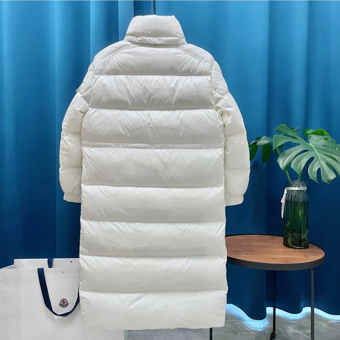 P800 Moncler ➡️Male Maire long down jacket for women, the best to keep out the cold! Yuhuang Winter Extra Long Hooded Down Jacket There are thousands of styles of down jackets. As the king at the pinnacle of the down industry, Yuhuang Family will be included in the key repurchase list every year!  Because no matter how cold the wind is and the cold is unbearable, Yuhuang will always accompany you to give you warmth and resist the cold wave!  Made of pure European standard 90% goose down + 10% feathers. Real European standard goose down🦢 When you get the clothes, you can feel the filling and fullness of the down jacket. It is really not on the same level as the market products... The down content is the highest level in the industry. The raw materials are well invested. The best neck down on the goose is selected. The down is light, thin, soft and warm. It is very healing, comfortable and breathable, and as warm as a lover’s hug!  The shiny fabric design is noble and elegant, highlighting the texture! If you touch it with your fingers, you will definitely be conquered by its invincible texture, which is fluffy but not bloated! Everything is Yuhuang’s craftsmanship. Highly praised. It’s extremely eye-catching!