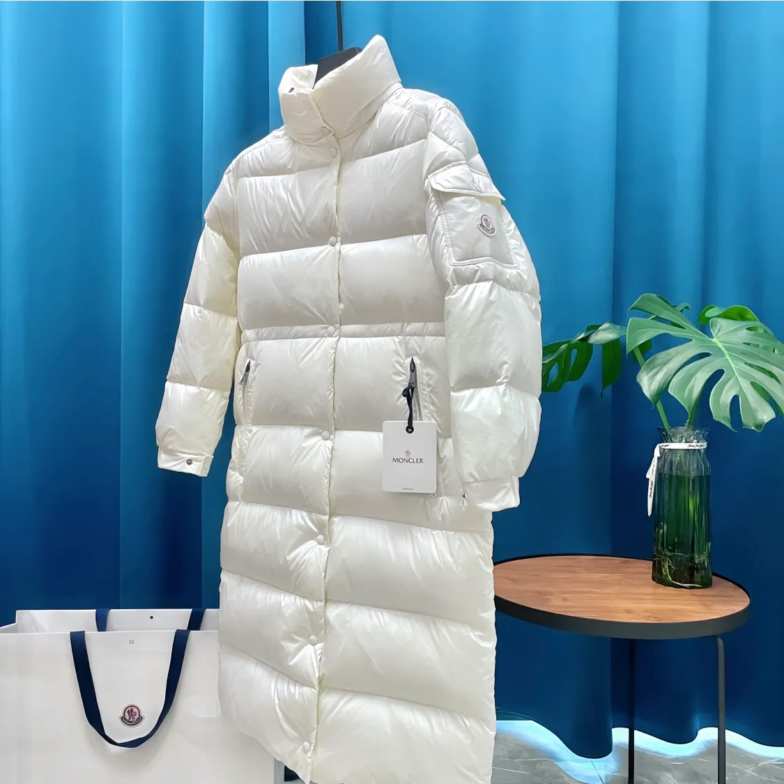 P800 Moncler ➡️Male Maire long down jacket for women, the best to keep out the cold! Yuhuang Winter Extra Long Hooded Down Jacket There are thousands of styles of down jackets. As the king at the pinnacle of the down industry, Yuhuang Family will be included in the key repurchase list every year!  Because no matter how cold the wind is and the cold is unbearable, Yuhuang will always accompany you to give you warmth and resist the cold wave!  Made of pure European standard 90% goose down + 10% feathers. Real European standard goose down🦢 When you get the clothes, you can feel the filling and fullness of the down jacket. It is really not on the same level as the market products... The down content is the highest level in the industry. The raw materials are well invested. The best neck down on the goose is selected. The down is light, thin, soft and warm. It is very healing, comfortable and breathable, and as warm as a lover’s hug!  The shiny fabric design is noble and elegant, highlighting the texture! If you touch it with your fingers, you will definitely be conquered by its invincible texture, which is fluffy but not bloated! Everything is Yuhuang’s craftsmanship. Highly praised. It’s extremely eye-catching!