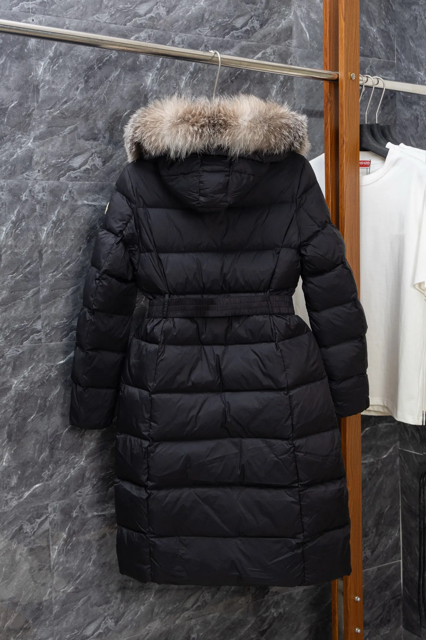 P1140 Model No. J0176 MONCLER Boed series mid-length waisted down jacket. Made of 340 grams of down-filling goose down. Thousand-needle embroidery is used. The original order is customized with 1:1 smooth and delicate lines. Better hand feel. Not easy to deform. Not easy to shrink. Not easy to fade. Maintains long-lasting beauty. Color Black White Size S-XL