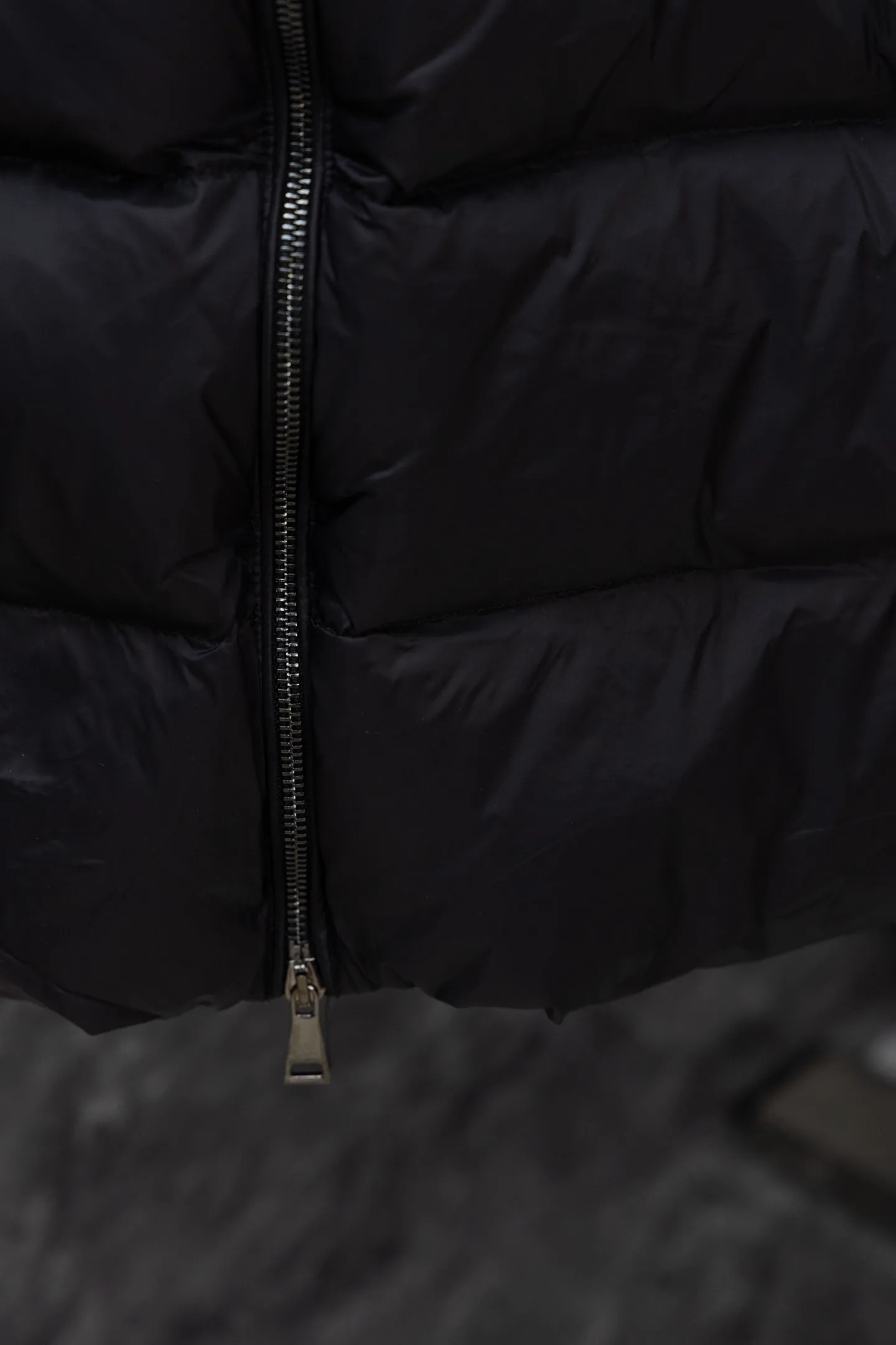 P1140 Model No. J0176 MONCLER Boed series mid-length waisted down jacket. Made of 340 grams of down-filling goose down. Thousand-needle embroidery is used. The original order is customized with 1:1 smooth and delicate lines. Better hand feel. Not easy to deform. Not easy to shrink. Not easy to fade. Maintains long-lasting beauty. Color Black White Size S-XL