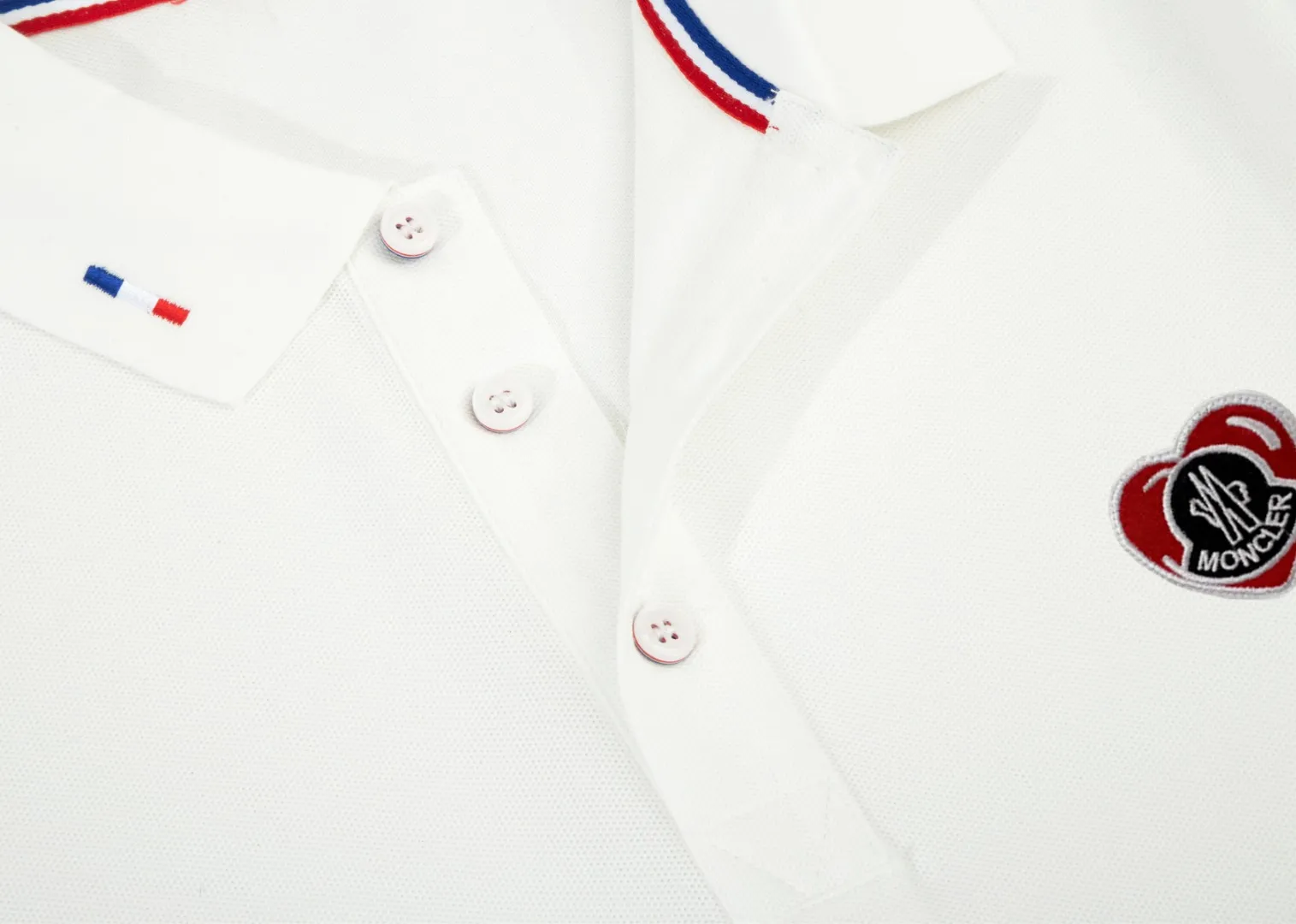 P210 MONCLER/Mask 25SS new logo embroidered lapel long-sleeved Polo shirt.  A simple yet refined T-shirt. The best item to create a modern and elegant look. Excellent channel product! Customer-supplied Piquet porous fiber pique cotton fabric, which can be called a "breathing fabric."  The unparalleled texture is inseparable from the exquisite materials used in craft tailoring. The craft knitted quilted design makes the hand feel extremely smooth and delicate without any roughness. The original logo design is more luxurious and noble. The upper body is comfortable and classy. The hand feels very smooth and soft. It can be easily controlled regardless of business, fashion or leisure. The age span is very large, which conforms to the trendy and practical dressing customs. It is the first choice for senior urban fashion people.  Black/white/Tibetan orchid Size: M~3XL