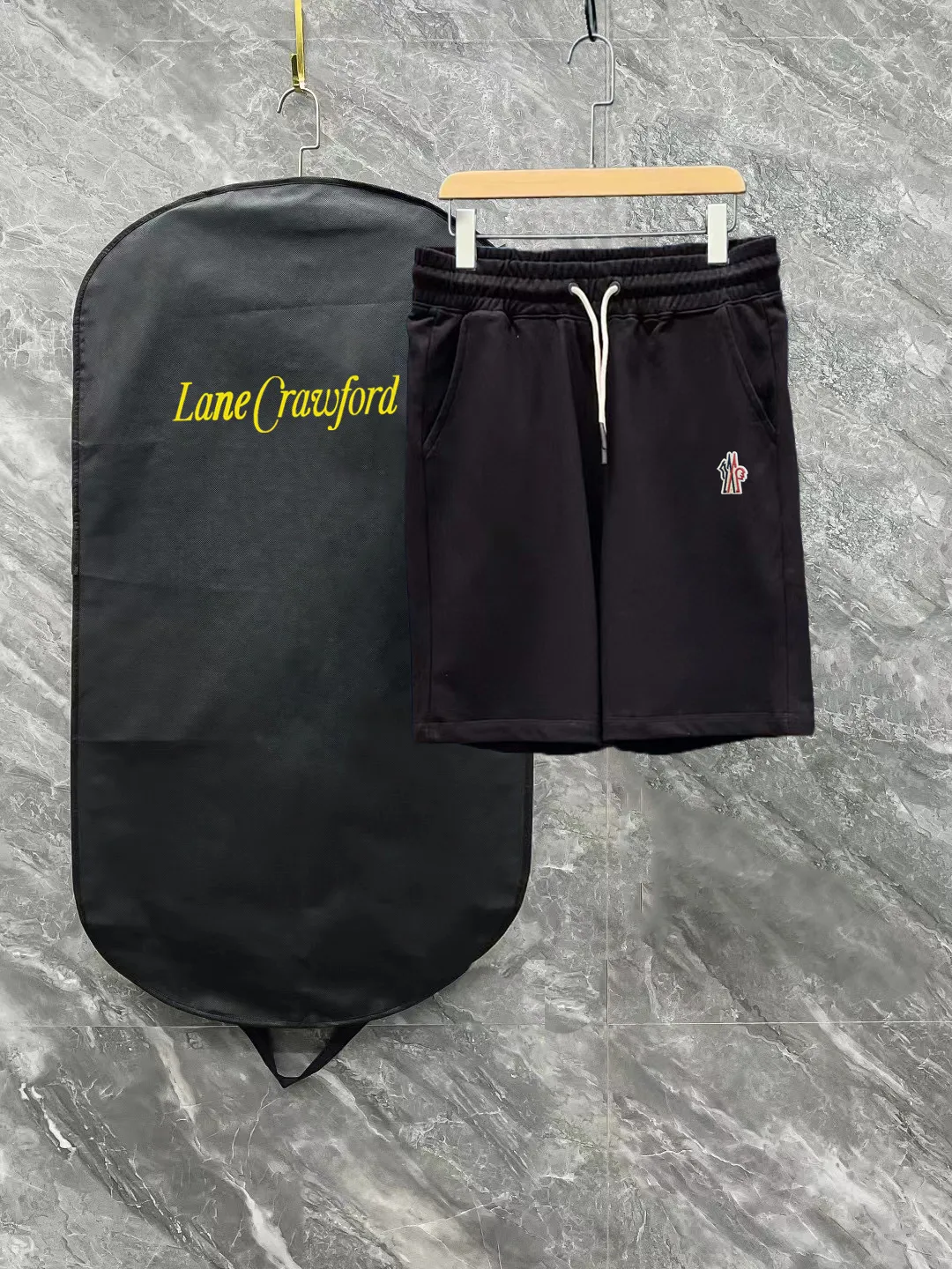 P230 Moncler SS spring and summer show style Slim-fitting lines with exquisite logo and simple logo shorts Domestic factory export Supply top brand fabrics 360g weight Compatible with all body shapes Black and white drawstring design on the waist elastic band Customized drawstring pockets with diagonal pocket design on both sides There is also a small pocket on the back Color: black gray Size S-XL