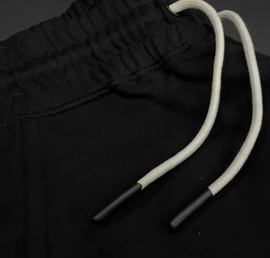 P230 Moncler SS spring and summer show style Slim-fitting lines with exquisite logo and simple logo shorts Domestic factory export Supply top brand fabrics 360g weight Compatible with all body shapes Black and white drawstring design on the waist elastic band Customized drawstring pockets with diagonal pocket design on both sides There is also a small pocket on the back Color: black gray Size S-XL