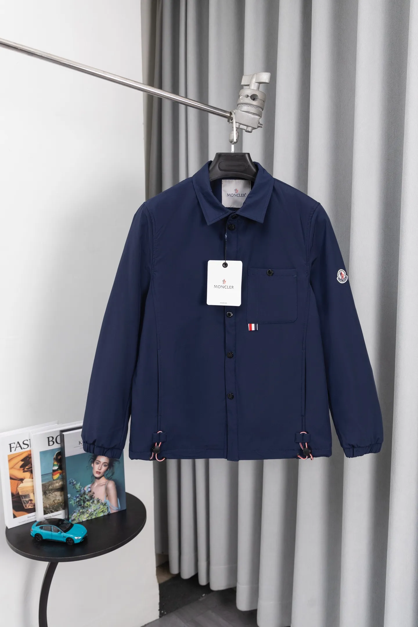P310 Model number: M005 Moncler logo zipper shirt jacket. Customized high-quality cotton hidden pattern gabardine. Full of texture. Comfortable and close to the skin. The brown tone exudes restrained tenderness. The iconic Moncler logo embroidered logo is embellished on it to increase brand recognition. Simple and smooth lines. The zipper opening and closing also follows the principle of minimalism. Use simplicity as the pen and texture as the ink. Use the simplest elements to outline the most moving fashion picture. Process 1: Use imported special machine infrared to locate the "Moncler logo embroidery", the position is more accurate and strong. Process 2: Template machine to open the bag. The preset template guides the position, shape and size of the bag opening. The accuracy ensures the quality of the bag opening effect. Process 3: The fabrics have been washed and have a better hand feel. Not easy to deform, not easy to shrink, not easy to fade, and maintain long-term beauty. Color: navy black Size: S-XL