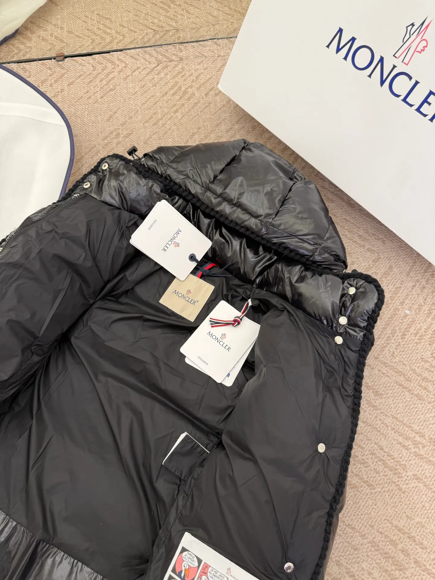P940 Moncler/Moncler 25 new oil wax leather waisted GLAREIN hooded long-sleeved down jacket for women. Oil wax leather coated new fabric, slim design style, warm and slimming, 90% goose down filling, molded custom hardware. Color: red, white, blue, black Code number: 1-2-3-4