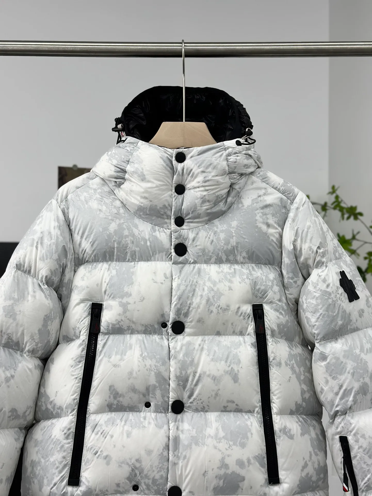 P1020 𝗠𝗼𝗻𝗰𝗹𝗲𝗿/Menggou GRENOBLE 22 Autumn Noussan Ski 🎿 Down Jacket Made of printed ripstop nylon fabric♥, the casual lines of the down jacket and the high-tech functions of the Moncler Grenoble series are perfectly integrated in Noussan❗, Noussan “Performance & Style” Down jackets combine a sporty, versatile look with high-tech details designed for mountain sports. Its waterproof zippers, comfortable hood and cuffs with neoprene wrist guards are performance features that ensure protection from rain and snow 💯. Size: 0-1-2-3 Color: white pattern