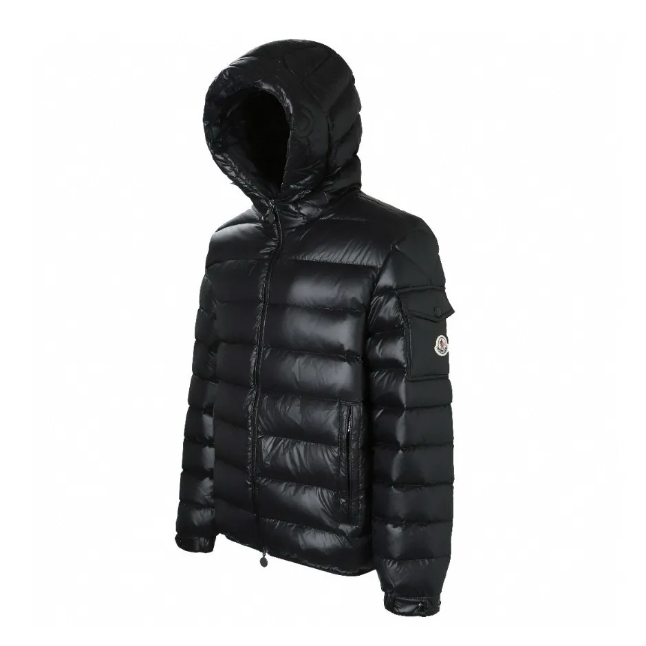 P910 [Exclusive supply] Moncler hooded brim quilted embroidered down jacket (black). The high-quality filling is made of 90 selected white duck down, with a weight of 210g, ensuring fast fluffy rebound, lightness and warmth. The fabric is made of longue saison fabric made of high-count polyamide fiber, which is famous for its excellent tensile strength and lightness. Its good flexibility makes the fabric less prone to wrinkles and keeps it crisp and stylish for a long time. The tight weave effectively blocks the invasion of cold wind and locks in the warm air generated by the down layer. The high-density nylon surface forms a certain lotus leaf effect, making it difficult for small water droplets to penetrate, keeping the interior dry and effectively extending the service life of the down. The lining is made of ultra-fine denier woven high-density lining, with a thickness of 0.08mm to avoid increasing the overall weight and making it smooth to wear. The high-density woven structure forms a wind resistance layer to protect the thermal efficiency of the thermal layer from loss. It can also withstand the expansion pressure of down and prevent deformation and damage after long-term use. The quilted letter logo on the brim uses contour quilting technology. The stitches are routed along the edge of the set outline, and the filler is compressed inside the letter graphic, so that the logo is three-dimensional and the pattern is clear. Size:1-2-3-3