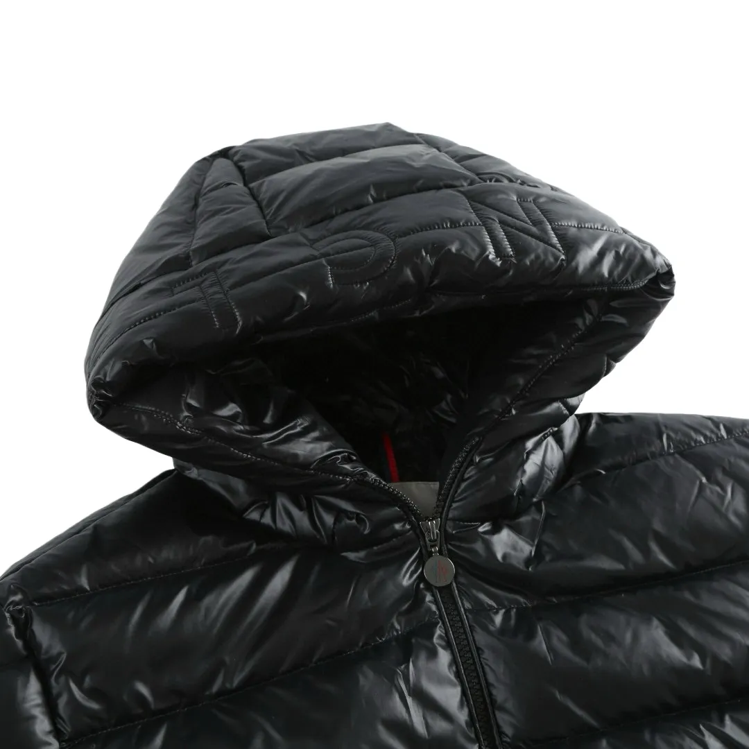 P910 [Exclusive supply] Moncler hooded brim quilted embroidered down jacket (black). The high-quality filling is made of 90 selected white duck down, with a weight of 210g, ensuring fast fluffy rebound, lightness and warmth. The fabric is made of longue saison fabric made of high-count polyamide fiber, which is famous for its excellent tensile strength and lightness. Its good flexibility makes the fabric less prone to wrinkles and keeps it crisp and stylish for a long time. The tight weave effectively blocks the invasion of cold wind and locks in the warm air generated by the down layer. The high-density nylon surface forms a certain lotus leaf effect, making it difficult for small water droplets to penetrate, keeping the interior dry and effectively extending the service life of the down. The lining is made of ultra-fine denier woven high-density lining, with a thickness of 0.08mm to avoid increasing the overall weight and making it smooth to wear. The high-density woven structure forms a wind resistance layer to protect the thermal efficiency of the thermal layer from loss. It can also withstand the expansion pressure of down and prevent deformation and damage after long-term use. The quilted letter logo on the brim uses contour quilting technology. The stitches are routed along the edge of the set outline, and the filler is compressed inside the letter graphic, so that the logo is three-dimensional and the pattern is clear. Size:1-2-3-3