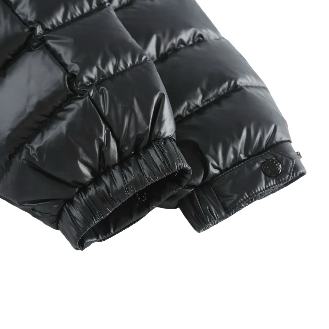 P910 [Exclusive supply] Moncler hooded brim quilted embroidered down jacket (black). The high-quality filling is made of 90 selected white duck down, with a weight of 210g, ensuring fast fluffy rebound, lightness and warmth. The fabric is made of longue saison fabric made of high-count polyamide fiber, which is famous for its excellent tensile strength and lightness. Its good flexibility makes the fabric less prone to wrinkles and keeps it crisp and stylish for a long time. The tight weave effectively blocks the invasion of cold wind and locks in the warm air generated by the down layer. The high-density nylon surface forms a certain lotus leaf effect, making it difficult for small water droplets to penetrate, keeping the interior dry and effectively extending the service life of the down. The lining is made of ultra-fine denier woven high-density lining, with a thickness of 0.08mm to avoid increasing the overall weight and making it smooth to wear. The high-density woven structure forms a wind resistance layer to protect the thermal efficiency of the thermal layer from loss. It can also withstand the expansion pressure of down and prevent deformation and damage after long-term use. The quilted letter logo on the brim uses contour quilting technology. The stitches are routed along the edge of the set outline, and the filler is compressed inside the letter graphic, so that the logo is three-dimensional and the pattern is clear. Size:1-2-3-3