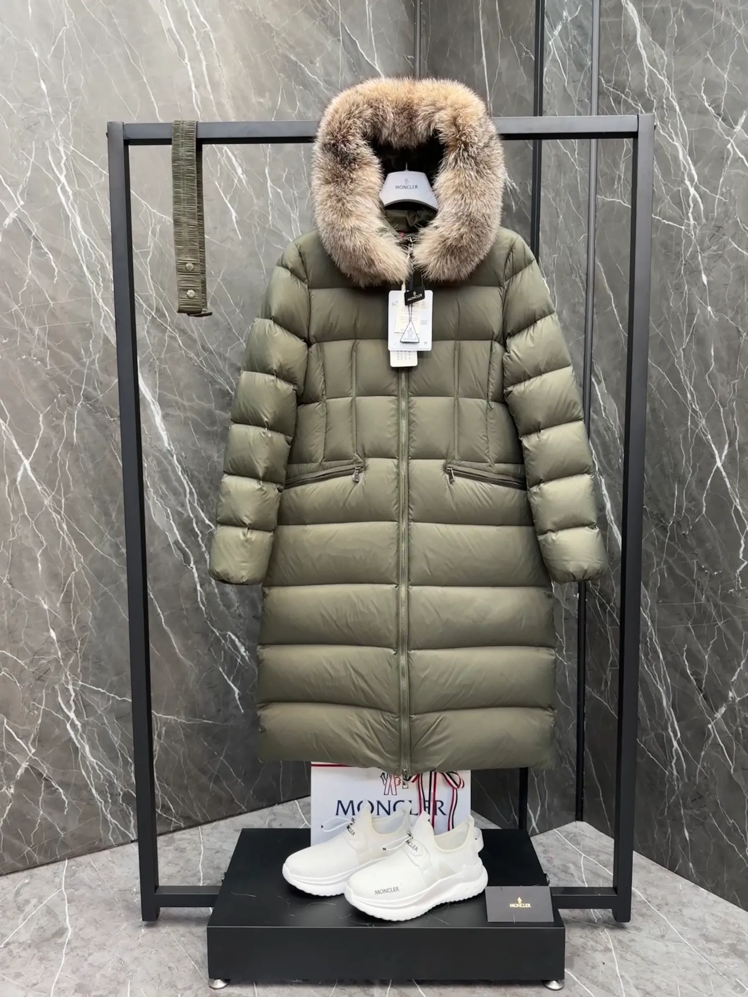 P1100 New Down ⬆️Moncler 2025 New Colors Boed Women's Long Down Jacket Jacket Boedic women's down jacket is made of longue saison fabric, embellished with fur trim, providing warm care. (⚠️Fox fur collar imported from Finland, of course the fur collar needs to be larger to look good) The Boed down jacket has a soft silhouette design and is equipped with a delicate belt to create a sophisticated and elegant winter look. Made of longue saison fabric with wool trim on the hood. Details •Made from longue saison fabric •Longue saison lining •Filled with down •Hood with removable fleece trim •Two-way zipper closure •Elasticated waistband with patented snap buttons •Zip closure lateral pockets with grosgrain piping •Adjustable elastic cuffs Size: 1-4 Women's