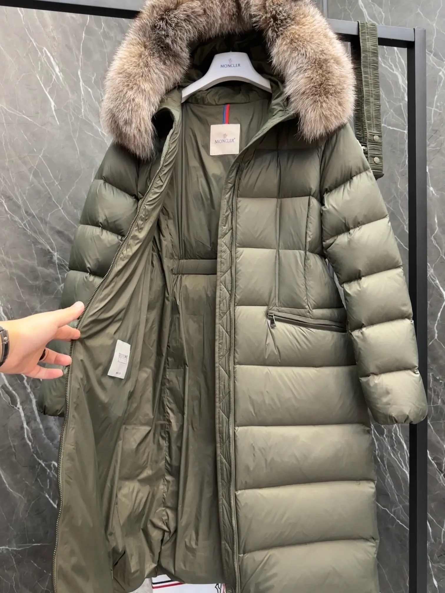 P1100 New Down ⬆️Moncler 2025 New Colors Boed Women's Long Down Jacket Jacket Boedic women's down jacket is made of longue saison fabric, embellished with fur trim, providing warm care. (⚠️Fox fur collar imported from Finland, of course the fur collar needs to be larger to look good) The Boed down jacket has a soft silhouette design and is equipped with a delicate belt to create a sophisticated and elegant winter look. Made of longue saison fabric with wool trim on the hood. Details •Made from longue saison fabric •Longue saison lining •Filled with down •Hood with removable fleece trim •Two-way zipper closure •Elasticated waistband with patented snap buttons •Zip closure lateral pockets with grosgrain piping •Adjustable elastic cuffs Size: 1-4 Women's