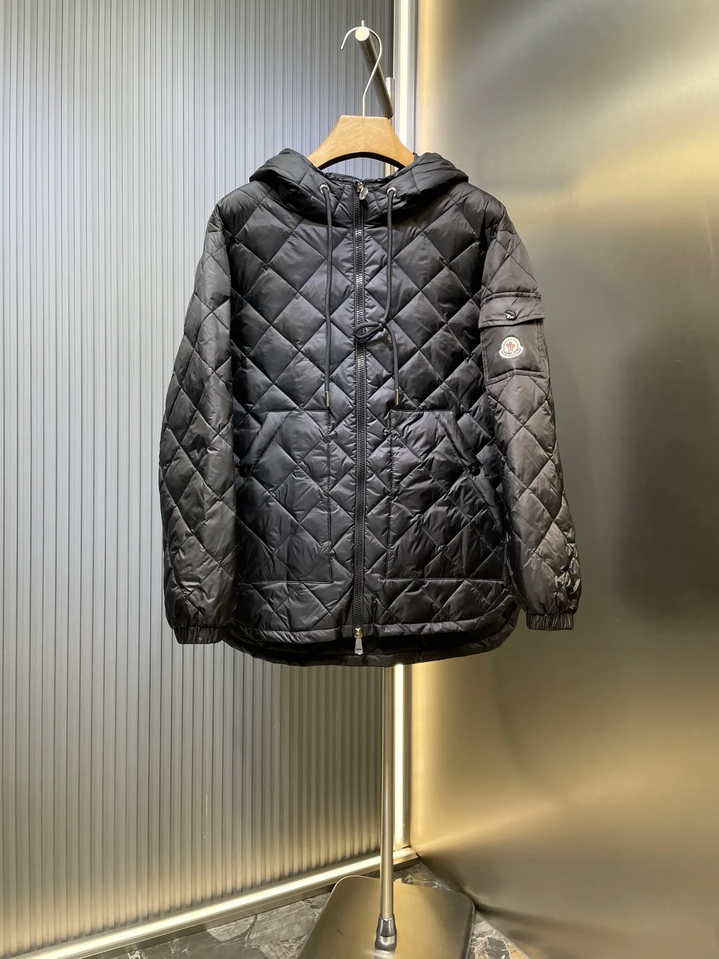P790 MONCLER 🌟 25FW new arrival CAMICIA women's diamond quilted hooded short down jacket. This padded jacket is a practical item in the wardrobe, suitable for wearing in various seasons. Zippered design, made of lightweight longue saison fabric. Made of longue saison fabric Longue saison lining with down filling Adjustable hood zipper closure snap button closure pockets elastic cuffs size: s m l