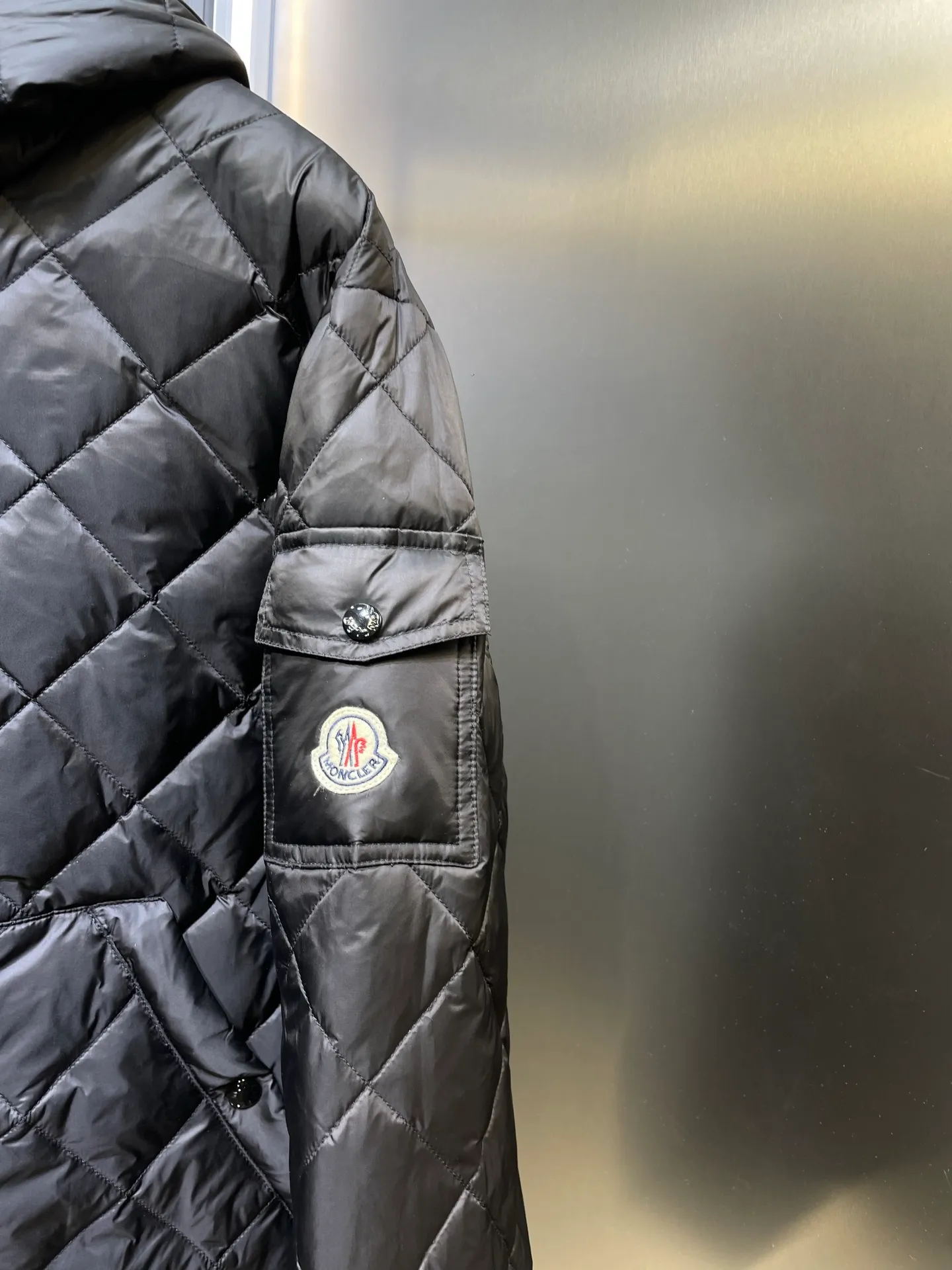 P790 MONCLER 🌟 25FW new arrival CAMICIA women's diamond quilted hooded short down jacket. This padded jacket is a practical item in the wardrobe, suitable for wearing in various seasons. Zippered design, made of lightweight longue saison fabric. Made of longue saison fabric Longue saison lining with down filling Adjustable hood zipper closure snap button closure pockets elastic cuffs size: s m l