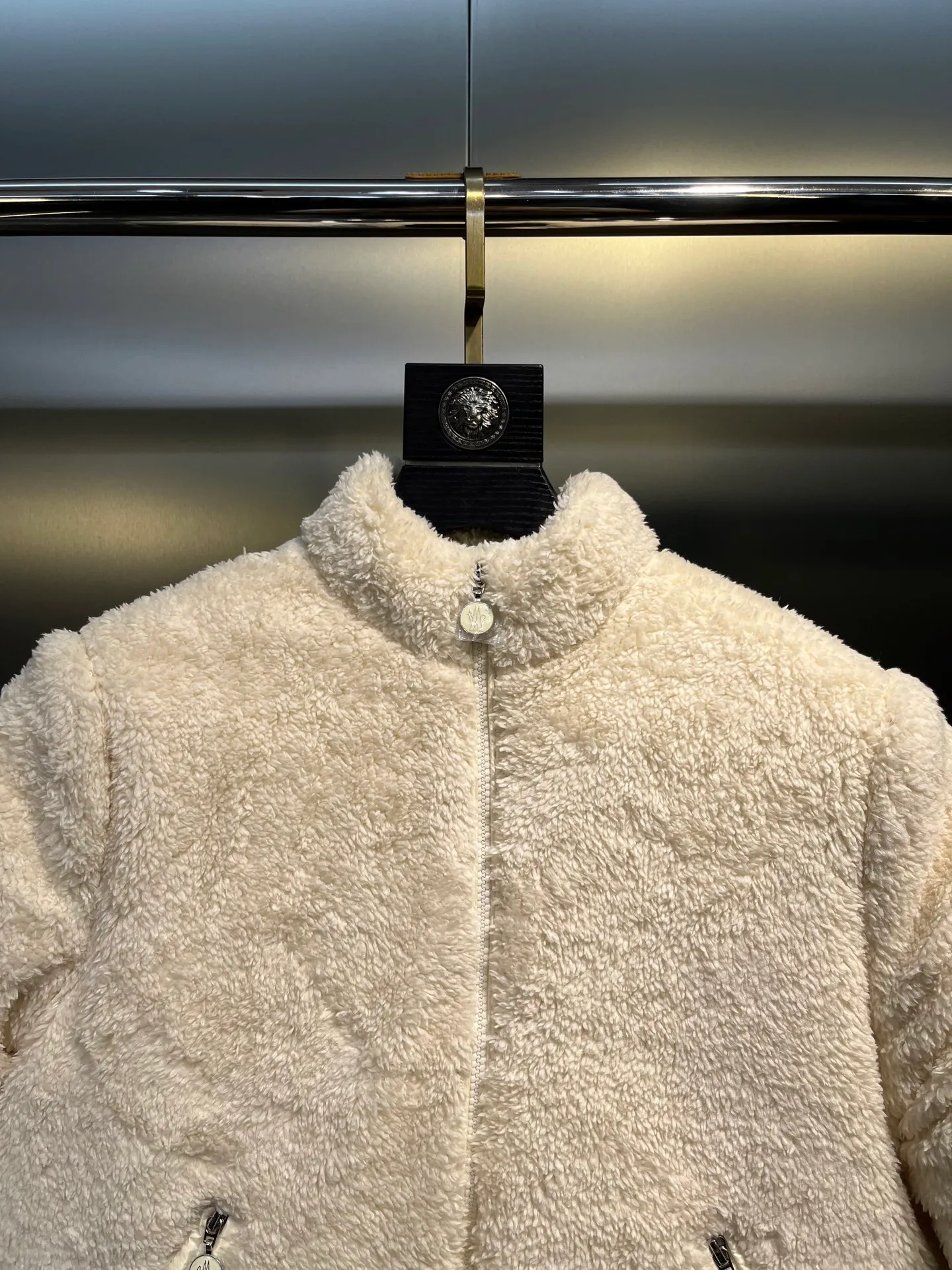 P840 🌟Moncler This model: Polignac en teddy splicing design, filled with goose down ~ Super soft texture, delicate material for skin care ~ 2025 new style gray, off-white size: 0123