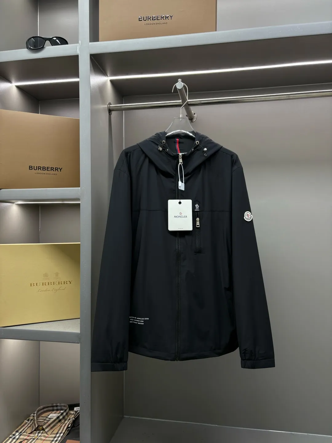 P560 Moncler New style thin cotton jacket with letters Original fabric Original accessories Official same style Made of imported polyester fabric, customized fabric dyed in the same vat. Very comfortable and smooth to the touch Very wide and stylish. Will not deform after long-term wear. Produced by a first-line brand OEM factory. The label is full and textured. The latest style for autumn and winter. Fashionable and personalized. Super versatile and good-looking. Very suitable for both men and women. A must-have for everyone. Color: Black Royal Blue Size: L-4XL