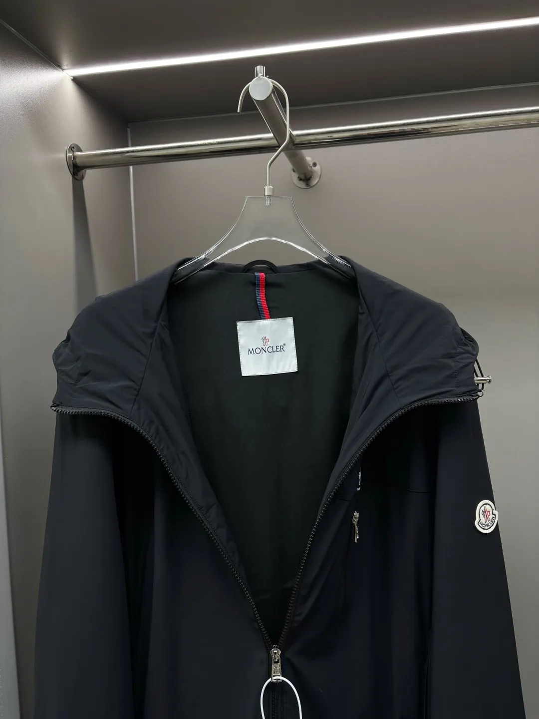 P560 Moncler New style thin cotton jacket with letters Original fabric Original accessories Official same style Made of imported polyester fabric, customized fabric dyed in the same vat. Very comfortable and smooth to the touch Very wide and stylish. Will not deform after long-term wear. Produced by a first-line brand OEM factory. The label is full and textured. The latest style for autumn and winter. Fashionable and personalized. Super versatile and good-looking. Very suitable for both men and women. A must-have for everyone. Color: Black Royal Blue Size: L-4XL