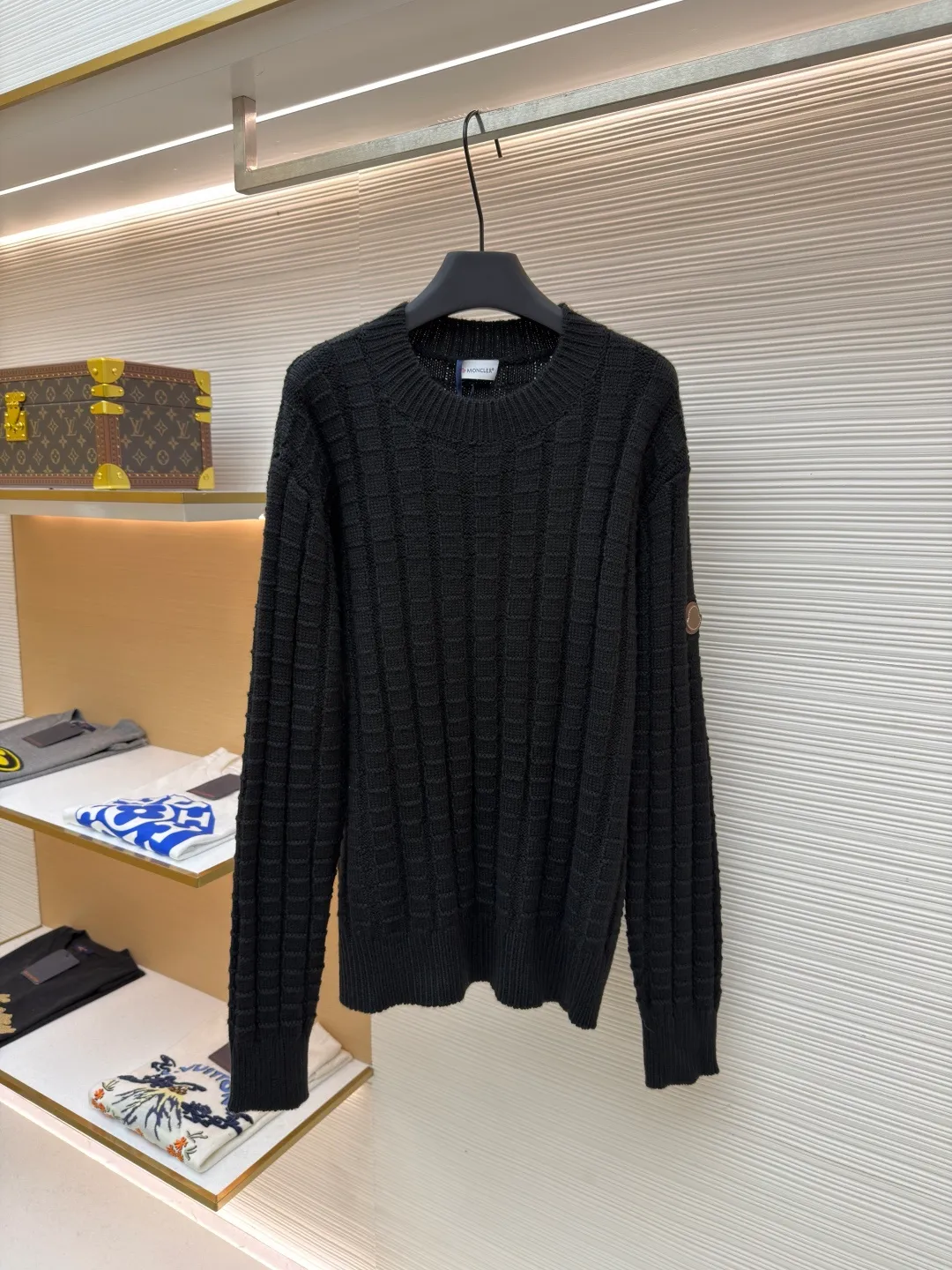 P430 0 Moncler embossed knitted logo sweater ●Original version: 7500 purchase and development ●Item number: 1682213-A85 ●Fabric: wool blended fabric ●Technology: embossed longitudinal weaving ●Color: black ●Version: fitted version ●Weight: about 695 grams ●Size: S-M-L-XL ●Description: Custom-woven engraved wool texture, soft and delicate, comfortable and close to the skin Use high-saturation true red as the base color to cut through the dullness of winter, making every inch of the fabric an annotation of power aesthetics. Using three-dimensional texture as the brushstrokes, the entire relief weaving reconstructs the dimension of knitting aesthetics. It produces a light and dark gradient texture halo as the human body moves. The iconic Moncler logo embroidery logo decorates the sleeves, which is highly recognizable. The power aesthetics is hidden in the hedging of hardness and softness. The ultimate expression of elegance without deliberately creating a self-contained style. The whole piece is embossed longitudinal grain knitting. By changing the stitching method and the fabric tissue change, the longitudinal grains are presented with a relief effect that is raised on the surface of the sweater by changing the stitching method and the density of the fabric. The vertical grains are undulating and the thread structure is formed. By changing the stitching method and the arrangement of the yarn during the knitting process, the yarn is distributed in a curved shape in the fabric, and the garment washing water is softened and deodorized. The clothes are deeply cleaned and deodorized through professional washing equipment and specific detergents. Improves the feel and appearance of clothing. The overall wiring is straight and delicate, the fabric is comfortable and soft, and the color is consistent without color difference. It can be matched with the same style to create a fashionable look and control various occasions. Customized accessories, complete with three standards, same style for men and women!
