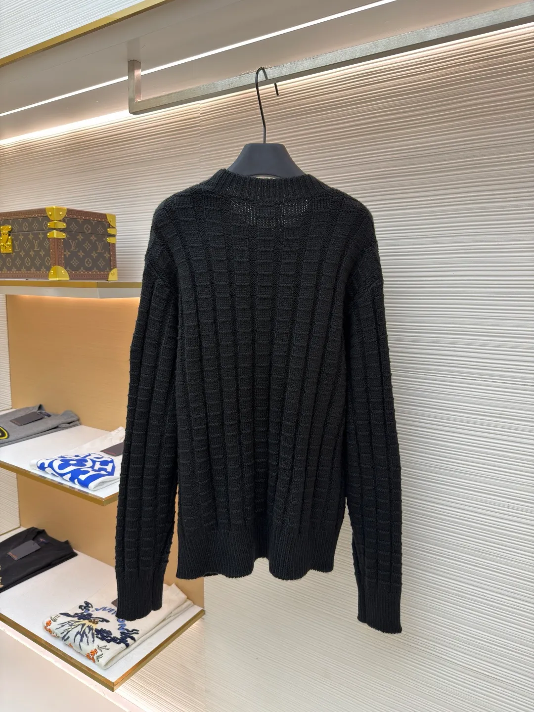 P430 0 Moncler embossed knitted logo sweater ●Original version: 7500 purchase and development ●Item number: 1682213-A85 ●Fabric: wool blended fabric ●Technology: embossed longitudinal weaving ●Color: black ●Version: fitted version ●Weight: about 695 grams ●Size: S-M-L-XL ●Description: Custom-woven engraved wool texture, soft and delicate, comfortable and close to the skin Use high-saturation true red as the base color to cut through the dullness of winter, making every inch of the fabric an annotation of power aesthetics. Using three-dimensional texture as the brushstrokes, the entire relief weaving reconstructs the dimension of knitting aesthetics. It produces a light and dark gradient texture halo as the human body moves. The iconic Moncler logo embroidery logo decorates the sleeves, which is highly recognizable. The power aesthetics is hidden in the hedging of hardness and softness. The ultimate expression of elegance without deliberately creating a self-contained style. The whole piece is embossed longitudinal grain knitting. By changing the stitching method and the fabric tissue change, the longitudinal grains are presented with a relief effect that is raised on the surface of the sweater by changing the stitching method and the density of the fabric. The vertical grains are undulating and the thread structure is formed. By changing the stitching method and the arrangement of the yarn during the knitting process, the yarn is distributed in a curved shape in the fabric, and the garment washing water is softened and deodorized. The clothes are deeply cleaned and deodorized through professional washing equipment and specific detergents. Improves the feel and appearance of clothing. The overall wiring is straight and delicate, the fabric is comfortable and soft, and the color is consistent without color difference. It can be matched with the same style to create a fashionable look and control various occasions. Customized accessories, complete with three standards, same style for men and women!