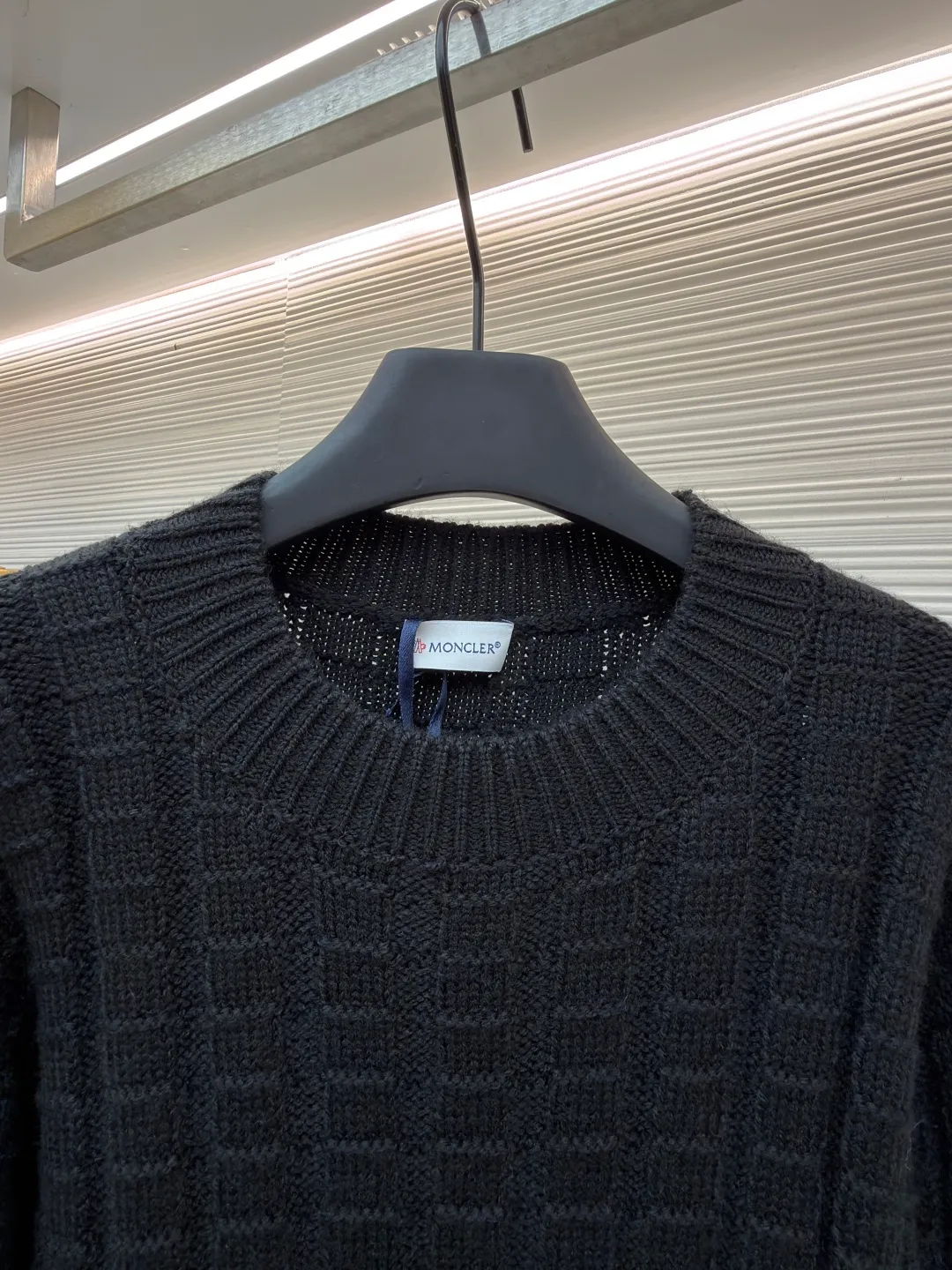 P430 0 Moncler embossed knitted logo sweater ●Original version: 7500 purchase and development ●Item number: 1682213-A85 ●Fabric: wool blended fabric ●Technology: embossed longitudinal weaving ●Color: black ●Version: fitted version ●Weight: about 695 grams ●Size: S-M-L-XL ●Description: Custom-woven engraved wool texture, soft and delicate, comfortable and close to the skin Use high-saturation true red as the base color to cut through the dullness of winter, making every inch of the fabric an annotation of power aesthetics. Using three-dimensional texture as the brushstrokes, the entire relief weaving reconstructs the dimension of knitting aesthetics. It produces a light and dark gradient texture halo as the human body moves. The iconic Moncler logo embroidery logo decorates the sleeves, which is highly recognizable. The power aesthetics is hidden in the hedging of hardness and softness. The ultimate expression of elegance without deliberately creating a self-contained style. The whole piece is embossed longitudinal grain knitting. By changing the stitching method and the fabric tissue change, the longitudinal grains are presented with a relief effect that is raised on the surface of the sweater by changing the stitching method and the density of the fabric. The vertical grains are undulating and the thread structure is formed. By changing the stitching method and the arrangement of the yarn during the knitting process, the yarn is distributed in a curved shape in the fabric, and the garment washing water is softened and deodorized. The clothes are deeply cleaned and deodorized through professional washing equipment and specific detergents. Improves the feel and appearance of clothing. The overall wiring is straight and delicate, the fabric is comfortable and soft, and the color is consistent without color difference. It can be matched with the same style to create a fashionable look and control various occasions. Customized accessories, complete with three standards, same style for men and women!