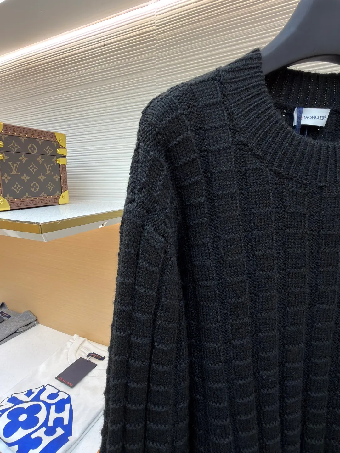 P430 0 Moncler embossed knitted logo sweater ●Original version: 7500 purchase and development ●Item number: 1682213-A85 ●Fabric: wool blended fabric ●Technology: embossed longitudinal weaving ●Color: black ●Version: fitted version ●Weight: about 695 grams ●Size: S-M-L-XL ●Description: Custom-woven engraved wool texture, soft and delicate, comfortable and close to the skin Use high-saturation true red as the base color to cut through the dullness of winter, making every inch of the fabric an annotation of power aesthetics. Using three-dimensional texture as the brushstrokes, the entire relief weaving reconstructs the dimension of knitting aesthetics. It produces a light and dark gradient texture halo as the human body moves. The iconic Moncler logo embroidery logo decorates the sleeves, which is highly recognizable. The power aesthetics is hidden in the hedging of hardness and softness. The ultimate expression of elegance without deliberately creating a self-contained style. The whole piece is embossed longitudinal grain knitting. By changing the stitching method and the fabric tissue change, the longitudinal grains are presented with a relief effect that is raised on the surface of the sweater by changing the stitching method and the density of the fabric. The vertical grains are undulating and the thread structure is formed. By changing the stitching method and the arrangement of the yarn during the knitting process, the yarn is distributed in a curved shape in the fabric, and the garment washing water is softened and deodorized. The clothes are deeply cleaned and deodorized through professional washing equipment and specific detergents. Improves the feel and appearance of clothing. The overall wiring is straight and delicate, the fabric is comfortable and soft, and the color is consistent without color difference. It can be matched with the same style to create a fashionable look and control various occasions. Customized accessories, complete with three standards, same style for men and women!