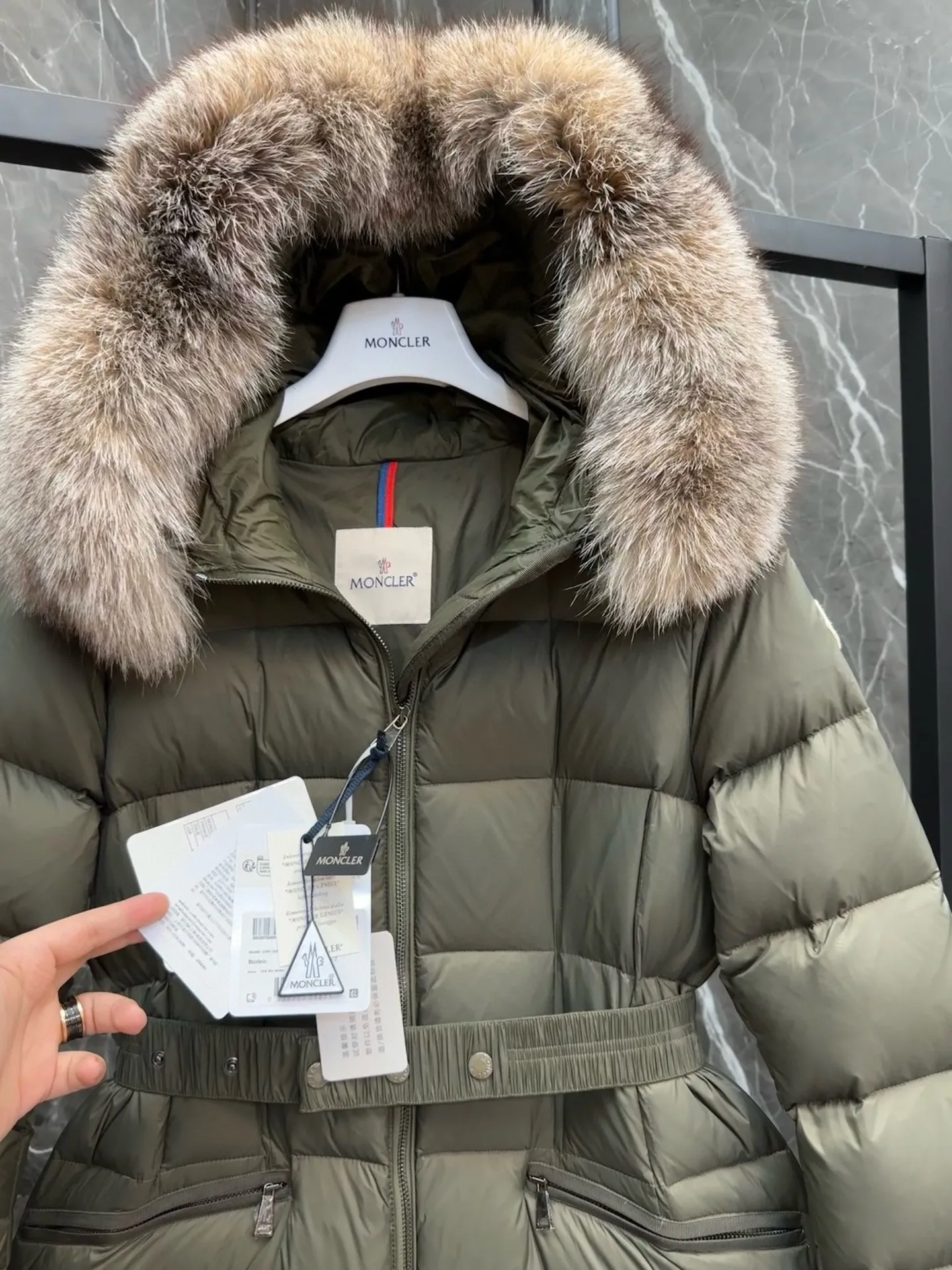 P1120 moncler🌟25 new autumn and winter large fur collar long hooded down jacket. The classic hot style among down jackets. A must-have in winter. Customized detachable large fur collar hooded long down jacket. The upper body is not very bloated. It is designed with a belt to tighten the waist. It is very classic, handsome and warm. National standard 90 white goose down filling. Imported machine stitching and crimping technology. Fashionable and warm upper body. Excellent practicality. Style number: A85# Style number: champagne black white green size: 1234
