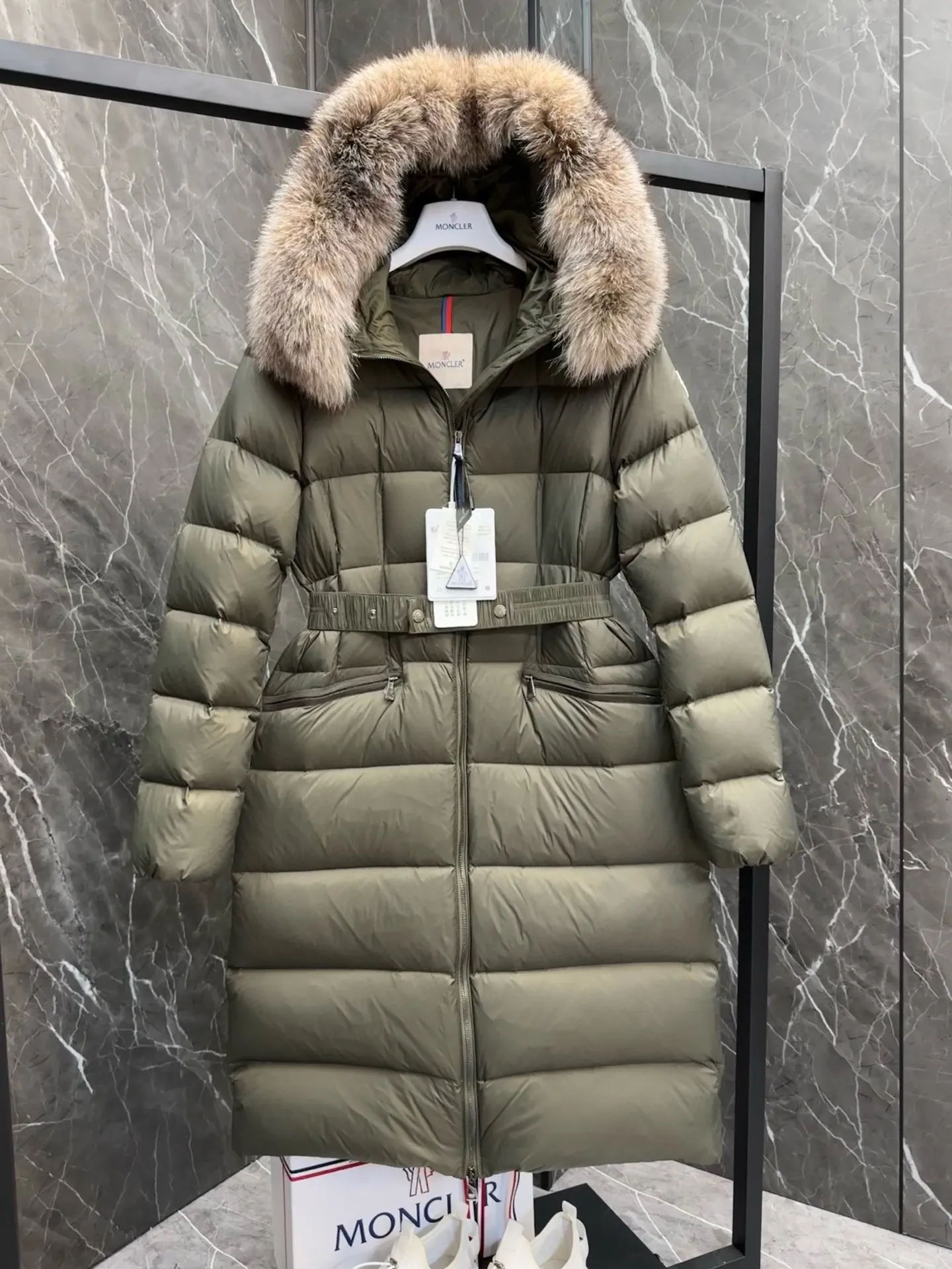 P1120 moncler🌟25 new autumn and winter large fur collar long hooded down jacket. The classic hot style among down jackets. A must-have in winter. Customized detachable large fur collar hooded long down jacket. The upper body is not very bloated. It is designed with a belt to tighten the waist. It is very classic, handsome and warm. National standard 90 white goose down filling. Imported machine stitching and crimping technology. Fashionable and warm upper body. Excellent practicality. Style number: A85# Style number: champagne black white green size: 1234