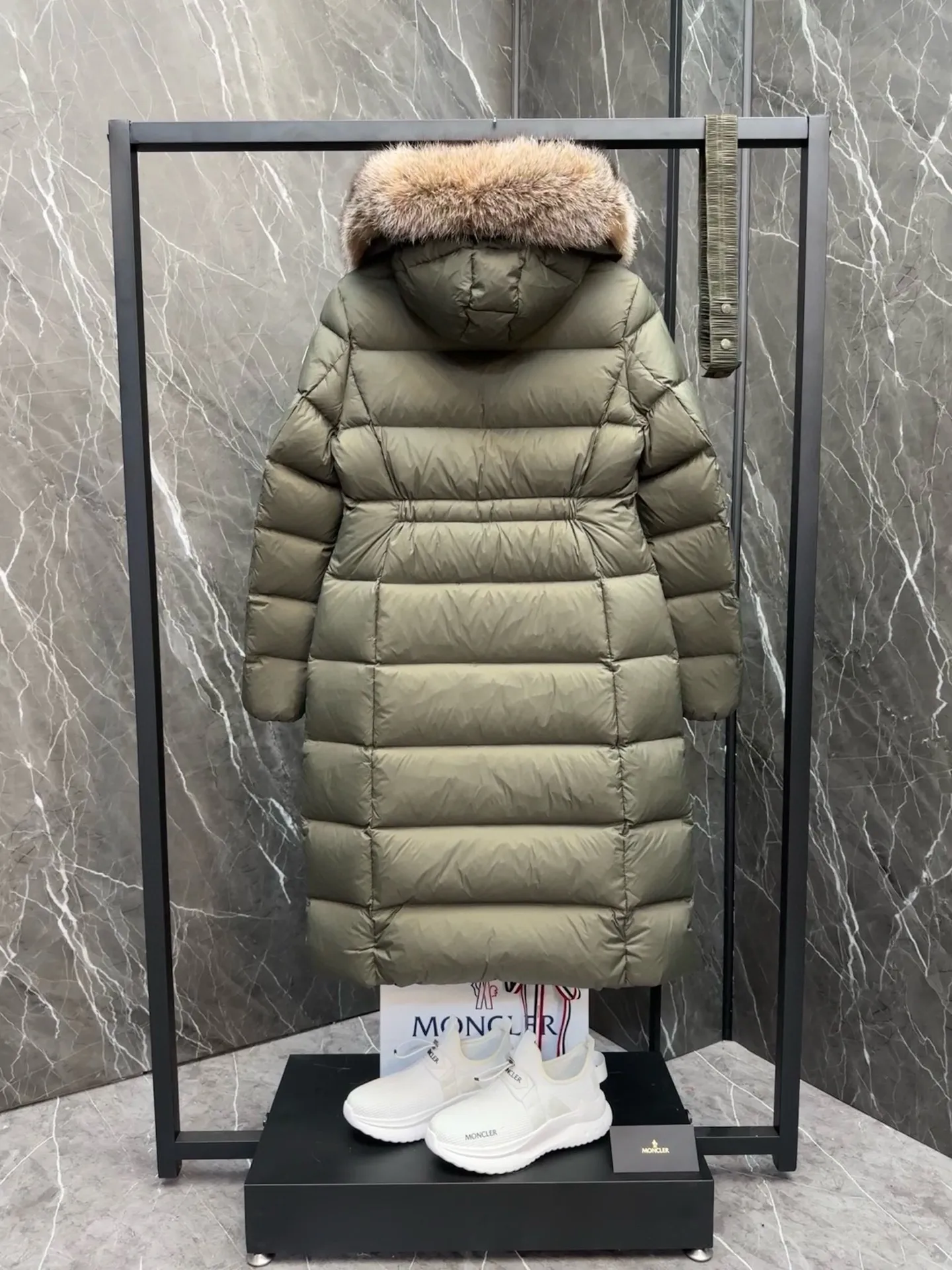 P1120 moncler🌟25 new autumn and winter large fur collar long hooded down jacket. The classic hot style among down jackets. A must-have in winter. Customized detachable large fur collar hooded long down jacket. The upper body is not very bloated. It is designed with a belt to tighten the waist. It is very classic, handsome and warm. National standard 90 white goose down filling. Imported machine stitching and crimping technology. Fashionable and warm upper body. Excellent practicality. Style number: A85# Style number: champagne black white green size: 1234