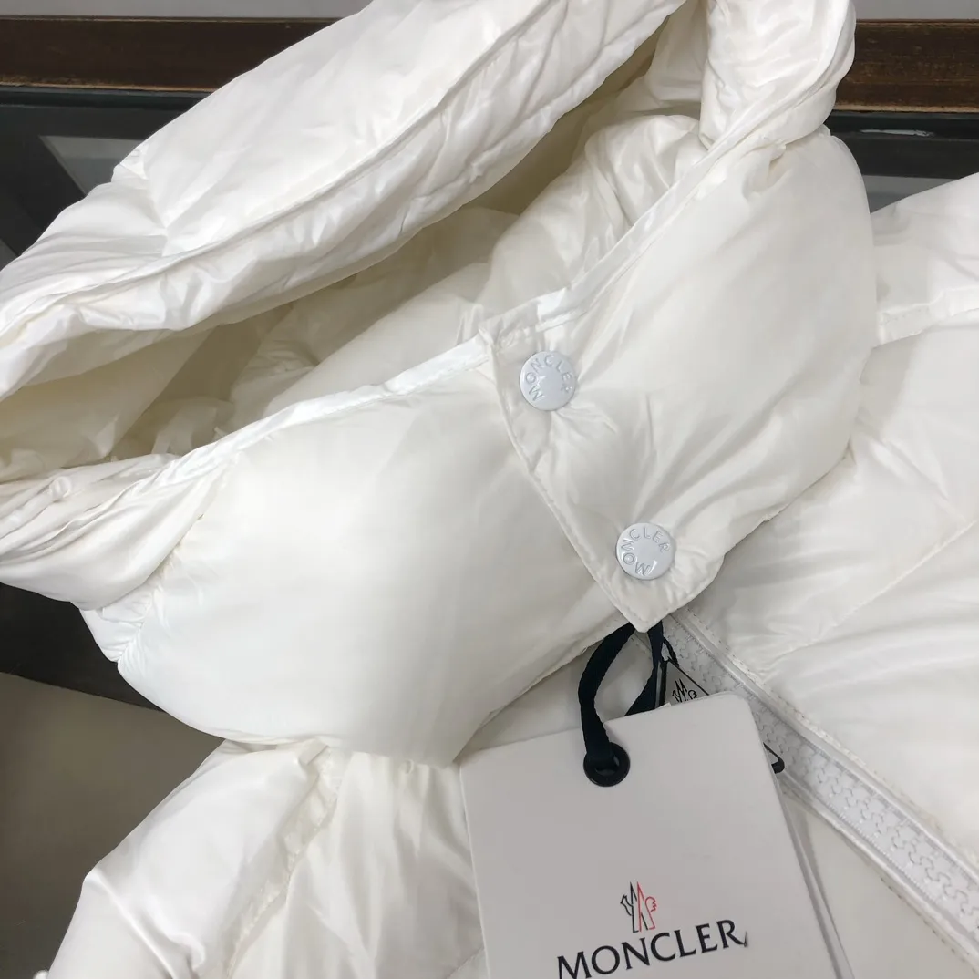 P720 #Moncler/covered mouth #MAYA Maya Eason Chan star's same style, a classic model #Men's and women's style!  Made of nylon with signature rectangular quilting, it is the epitome of Moncler style. A classic short design that transcends seasons and fashions, with a statement silhouette, removable hood and adjustable hem, the armband pocket down jacket is influenced by the iconic outerwear of the 1980s. Maya revisits looks from the Moncler archives with modern style and cutting-edge elements, the result of the brand's expertise in ski equipment. Both in terms of sport and style, this high-performance and positive-spirited jacket has all the elements that a competitive man needs to claim the title. ➖NFC sensor anti-counterfeiting chip ➖Exclusively adopts Taiwan original nylon inner and outer fabrics. ➖Accessories and hardware are customized from the original factory to restore genuine quality.  Color size: classic black (black base, gray base 1-6) pink (0-3) white (1-5) gray (1-5) avocado green (1-5) midnight blue (1-6) olive green (1-6)