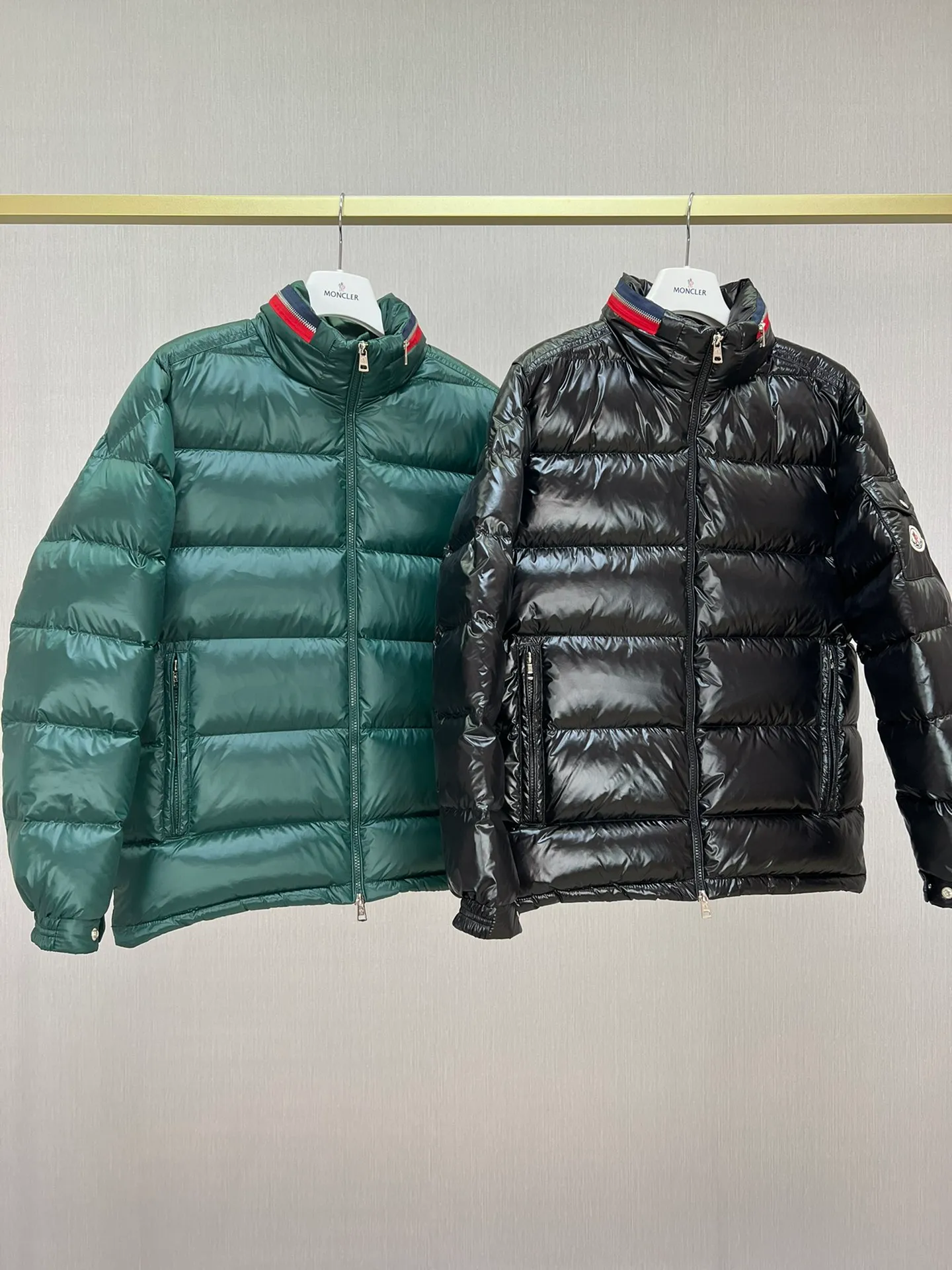 P880 Moncler Mouth Covered Fall/Winter 23 BOURNE colorful collar zipper hooded glossy down jacket, Bourne men's short down jacket Code number: 1-2-3-4-5 Bourne down jacket is Moncler's classic design item, with iconic logo patch pockets on the sleeves. This short down jacket has a lustrous texture and a streamlined, straight-leg design. The zippered stand collar stores the pull-out hood. Made of polyester fabric ·Polyester lining Filled with down ·Pull-out hood ·Zip closure ·Zip pockets ·Sleeve pockets