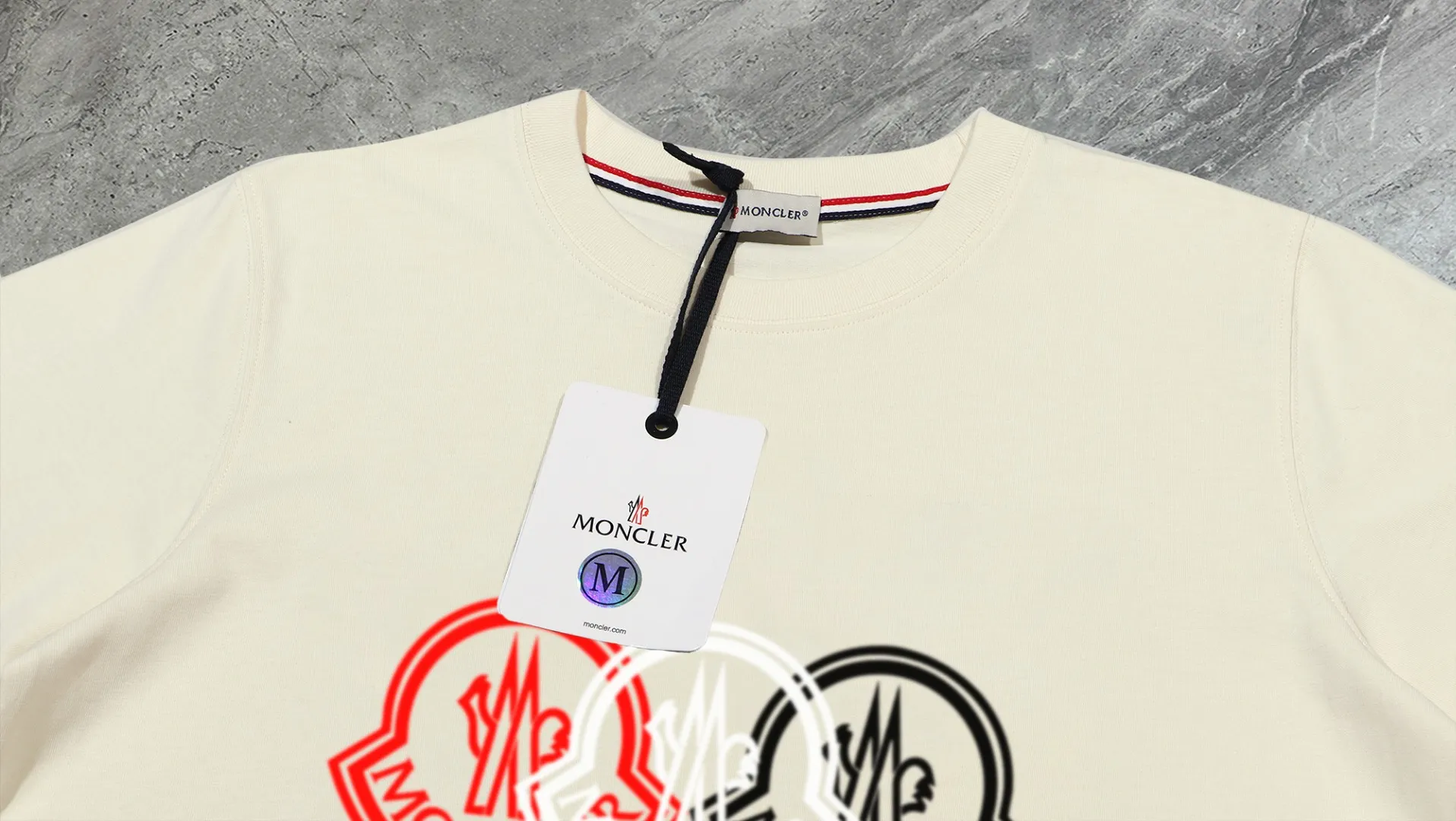 P210 High-version sweatshirt) [Long-term stock] 〖𝐌𝐎𝐍𝐂𝐋𝐄𝐑~Mask〗 Made of 440g heavy-weight fabric. It is different from the market currency. It can be matched with any variety and is properly handsome. 😎The whole dress is made of double waistcoats. The double waistcoats make the whole dress more three-dimensional. Not ordinary factories can do such fine work. 2025 Spring runway version of the T stage, on sale at the counter, round neck terry sweatshirt, high-end double-strand pure cotton, custom-made stretch ribs, dyed in the same vat, complete with three standards, matched with exquisite embroidered LOGO on the chest, simple and advanced, same style for men and women. Color: black, apricot, white, size: S M L XL 2XL