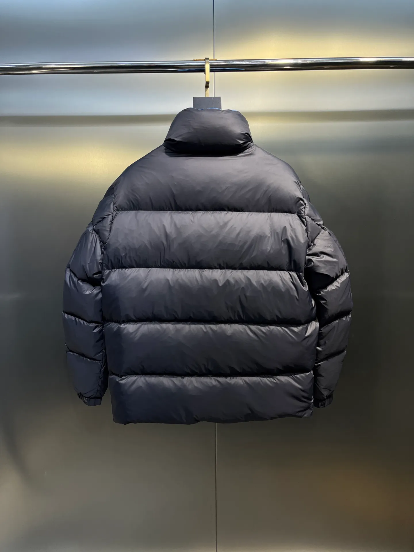 P920 Moncler 🌟Down Jacket 2025 latest fashion designer down jacket. Every detail shows high-end craftsmanship. The design changes of structural tailoring show the diverse image changes of men. The slim fit and tailored fit meet the current popular multi-layered wear. Versatile style for life. Code number: 12345