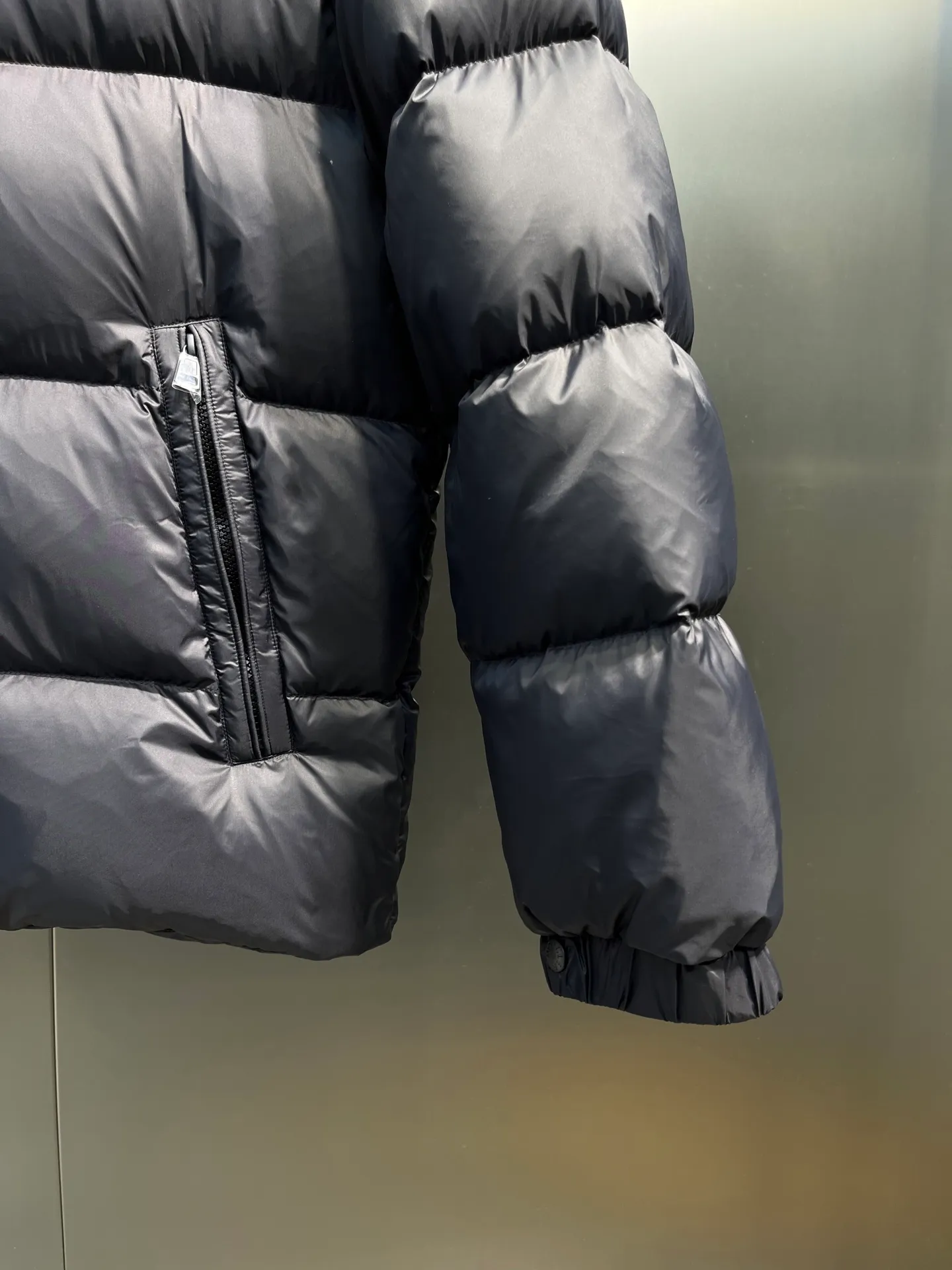 P920 Moncler 🌟Down Jacket 2025 latest fashion designer down jacket. Every detail shows high-end craftsmanship. The design changes of structural tailoring show the diverse image changes of men. The slim fit and tailored fit meet the current popular multi-layered wear. Versatile style for life. Code number: 12345