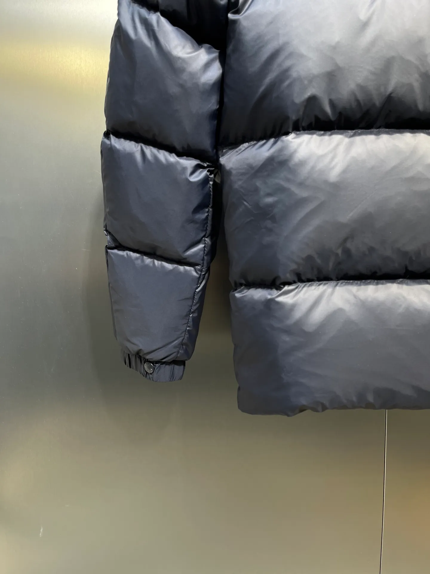 P920 Moncler 🌟Down Jacket 2025 latest fashion designer down jacket. Every detail shows high-end craftsmanship. The design changes of structural tailoring show the diverse image changes of men. The slim fit and tailored fit meet the current popular multi-layered wear. Versatile style for life. Code number: 12345