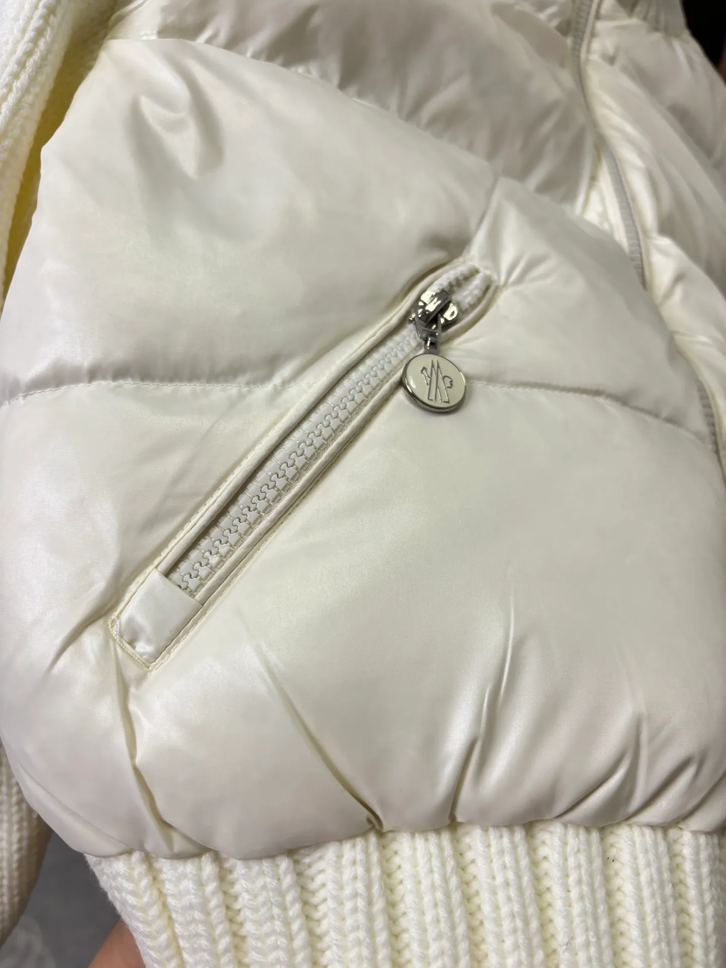 P610 Style No.: DC210# [Moncler] Women's Mongolian Wool Knitted Stand Collar Down Jacket Made of 90 white duck down, 600 fill power, wool blended fabric at the cuffs, with better texture, light and warm, four layers of lining, no velvet. The hardware of the whole garment is customized one to one from the original factory, hot melt technology, one-time molding, wool felt embroidery logo Attached to the shoulder, the design of a stand-up collar with a zip fly and simple and convenient double-sided oblique buttons for pockets - Stand-up collar design, windproof and warm, three-dimensional and full, highly practical - New winter catwalk style, synchronized with the official website Color: Black White Size: 1 2 3 4 [Picture 9️⃣Size Chart]