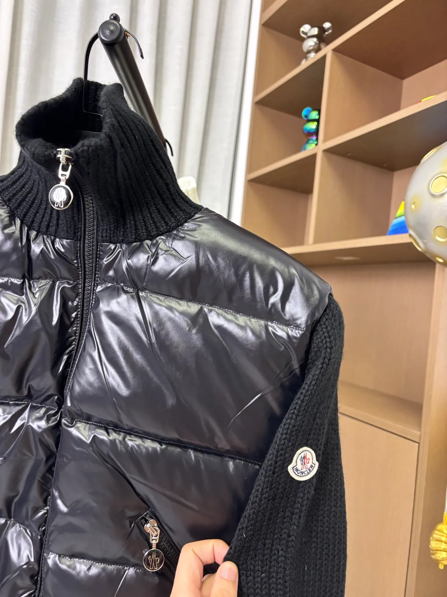 P610 Style No.: DC210# [Moncler] Women's Mongolian Wool Knitted Stand Collar Down Jacket Made of 90 white duck down, 600 fill power, wool blended fabric at the cuffs, with better texture, light and warm, four layers of lining, no velvet. The hardware of the whole garment is customized one to one from the original factory, hot melt technology, one-time molding, wool felt embroidery logo Attached to the shoulder, the design of a stand-up collar with a zip fly and simple and convenient double-sided oblique buttons for pockets - Stand-up collar design, windproof and warm, three-dimensional and full, highly practical - New winter catwalk style, synchronized with the official website Color: Black White Size: 1 2 3 4 [Picture 9️⃣Size Chart]