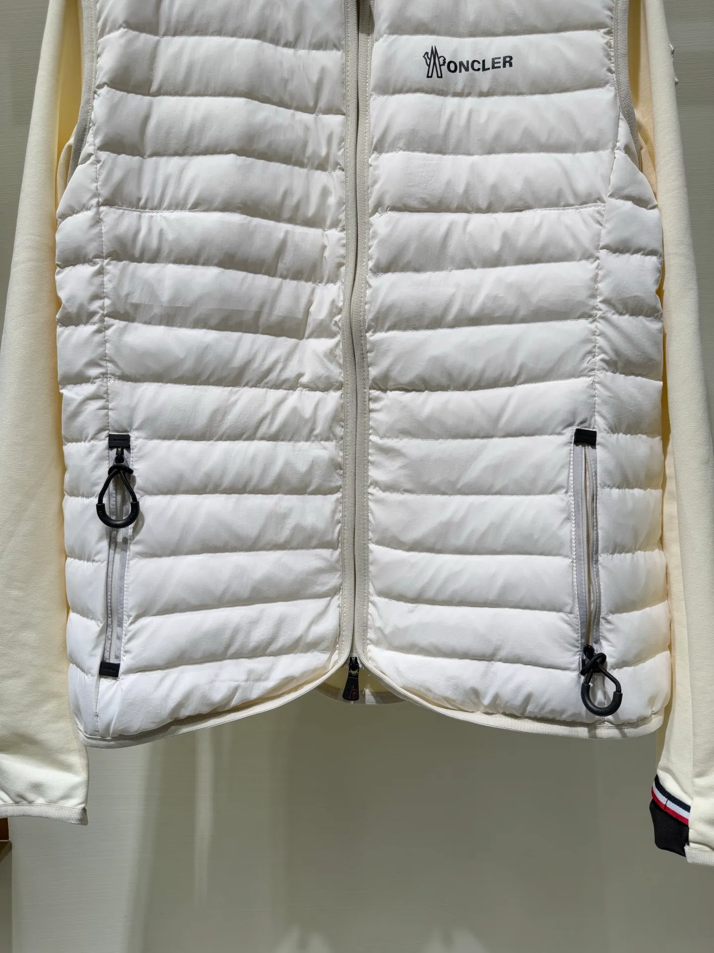 P1120 Moncler Mouth Grenoble Series Women's Outdoor Sports Down Jacket This padded sweatshirt is suitable for wearing as an inner layer under a protective jacket to add warmth and protection. Made from stretch fleece, it has a zippered design and is filled with down at the front. The front and collar are made of nylonlaque, a lightweight fabric with a functional surface finish.  Fabric: Made of classic fabrics and down filling, filling: 90 down goose down, polyester fiber lining Technology: high collar with snap buttons, functional look zipper closure, functional look zipper pocket, elastic knitted wristband, embellished with three-color trim (supports NFC function) Color: off-white black Size: 1 2 3 4 4445070
