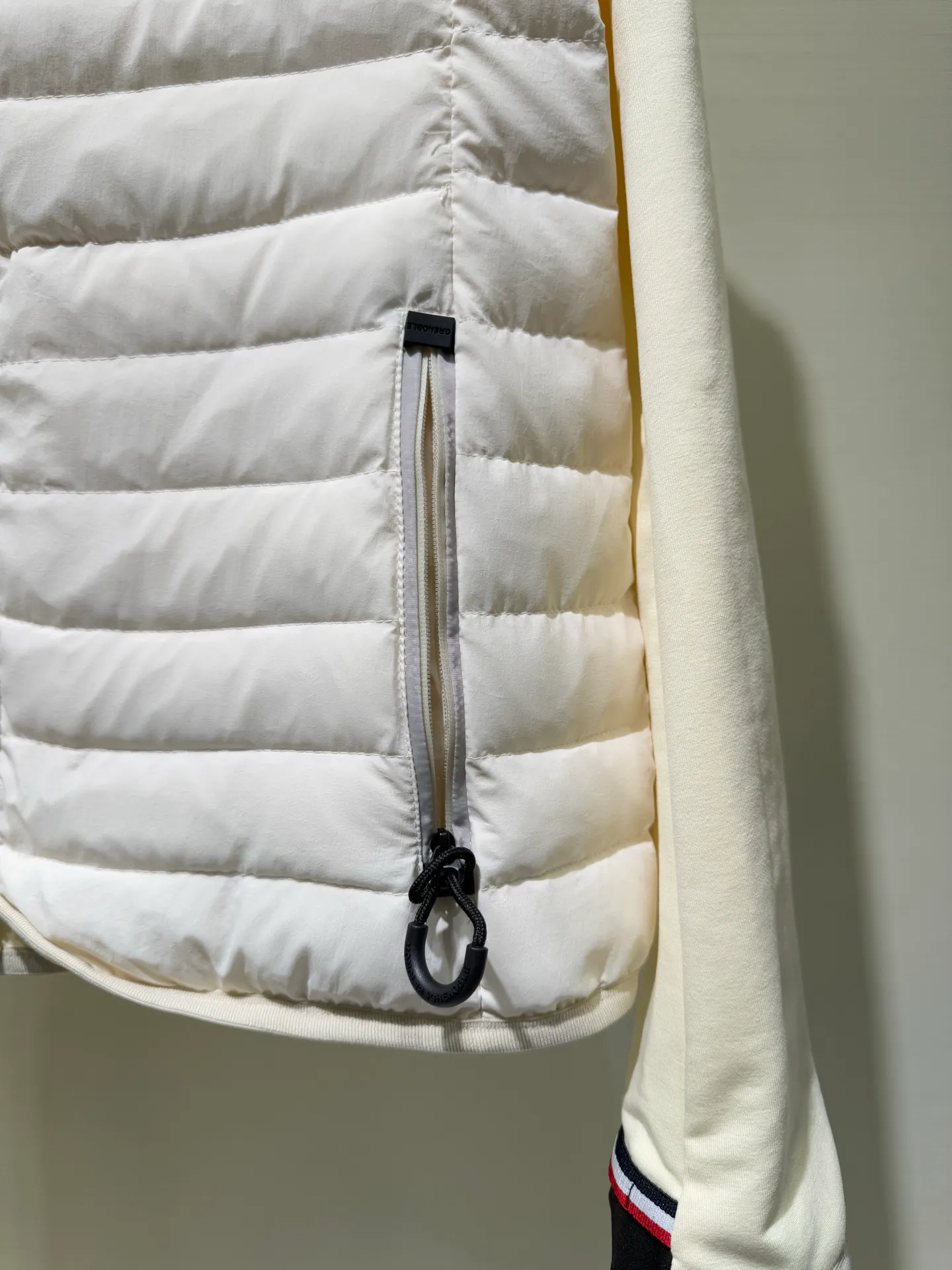 P1120 Moncler Mouth Grenoble Series Women's Outdoor Sports Down Jacket This padded sweatshirt is suitable for wearing as an inner layer under a protective jacket to add warmth and protection. Made from stretch fleece, it has a zippered design and is filled with down at the front. The front and collar are made of nylonlaque, a lightweight fabric with a functional surface finish.  Fabric: Made of classic fabrics and down filling, filling: 90 down goose down, polyester fiber lining Technology: high collar with snap buttons, functional look zipper closure, functional look zipper pocket, elastic knitted wristband, embellished with three-color trim (supports NFC function) Color: off-white black Size: 1 2 3 4 4445070