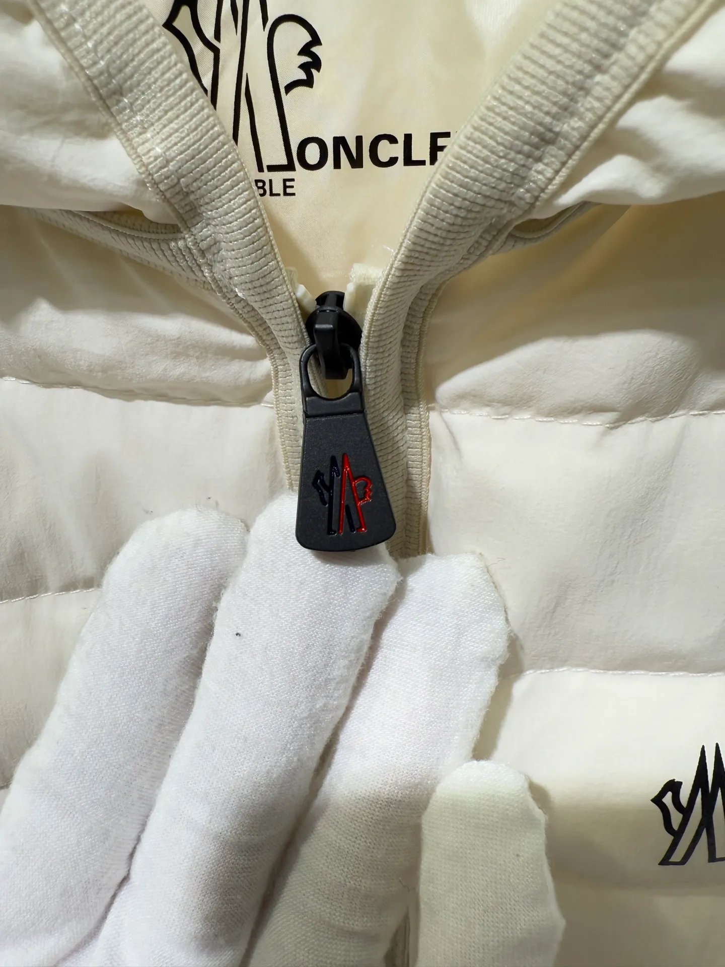 P1120 Moncler Mouth Grenoble Series Women's Outdoor Sports Down Jacket This padded sweatshirt is suitable for wearing as an inner layer under a protective jacket to add warmth and protection. Made from stretch fleece, it has a zippered design and is filled with down at the front. The front and collar are made of nylonlaque, a lightweight fabric with a functional surface finish.  Fabric: Made of classic fabrics and down filling, filling: 90 down goose down, polyester fiber lining Technology: high collar with snap buttons, functional look zipper closure, functional look zipper pocket, elastic knitted wristband, embellished with three-color trim (supports NFC function) Color: off-white black Size: 1 2 3 4 4445070