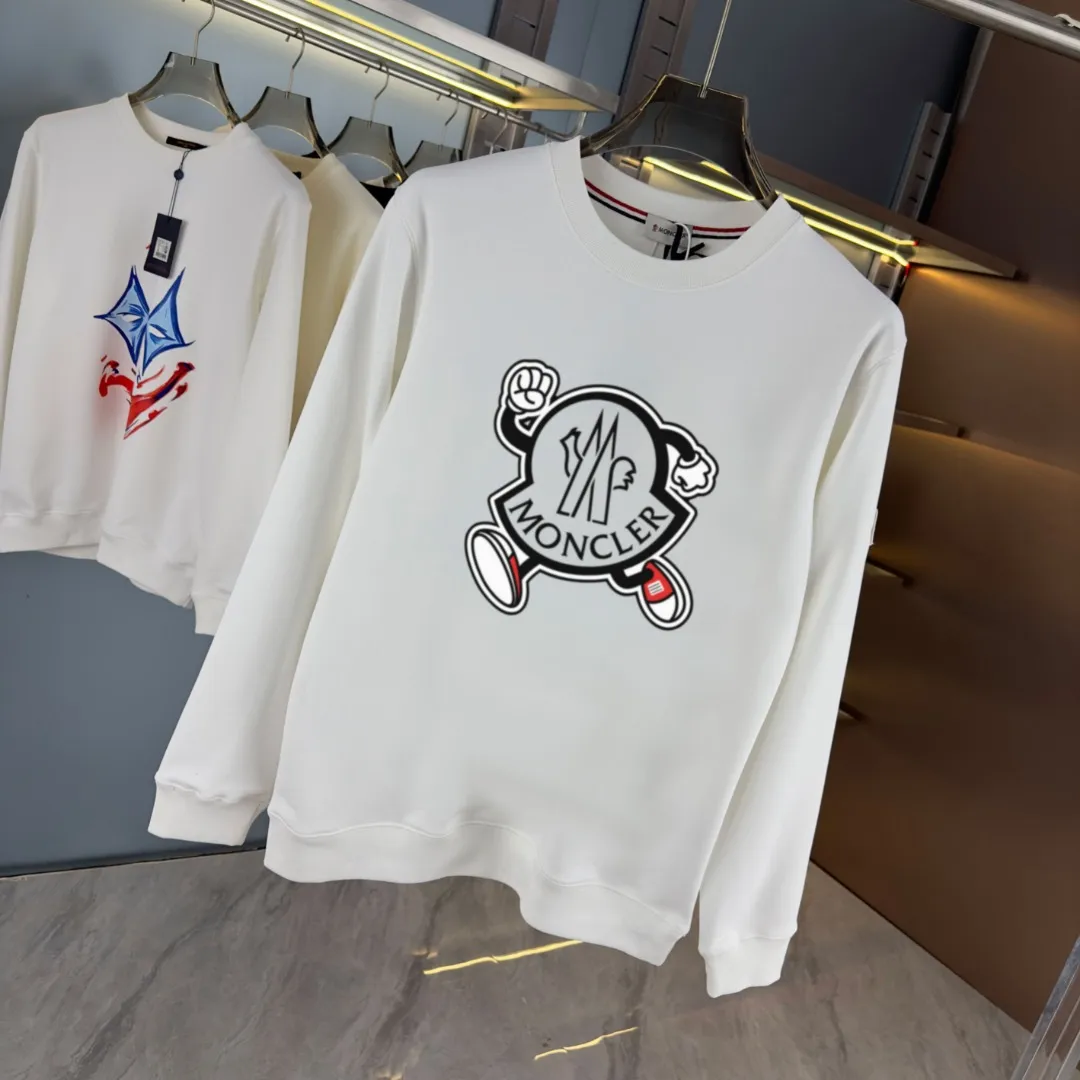 P210 high version sweatshirt) 📦With exclusive picture packaging📦 [Long-term ready stock] Upgraded version "Mobile phone smart sensor ~ NFC chip armband ~ Direct access to the official website anti-counterfeiting" 〖 𝐌𝐎𝐍𝐂𝐋𝐄𝐑 ~ Mouth covering〗 2025 new high quality, using 450g heavyweight fabric Different from the market currency, you can mix and match everything at will and you will be handsome😎The whole clothes is made of double waistcoats. The double waistcoats make the whole dress more three-dimensional. It is not an ordinary factory that can do such fine work. 2025 autumn and winter new style, on sale at the counter, exquisite printed round neck terry sweatshirt. High-end double-ply cotton. Customized stretch ribs are dyed in the same vat. Three standards are complete. It is matched with digital printing patterns and is very breathable. Same style for men and women. Color: black, white, apricot. Size: S M L XL 2XL