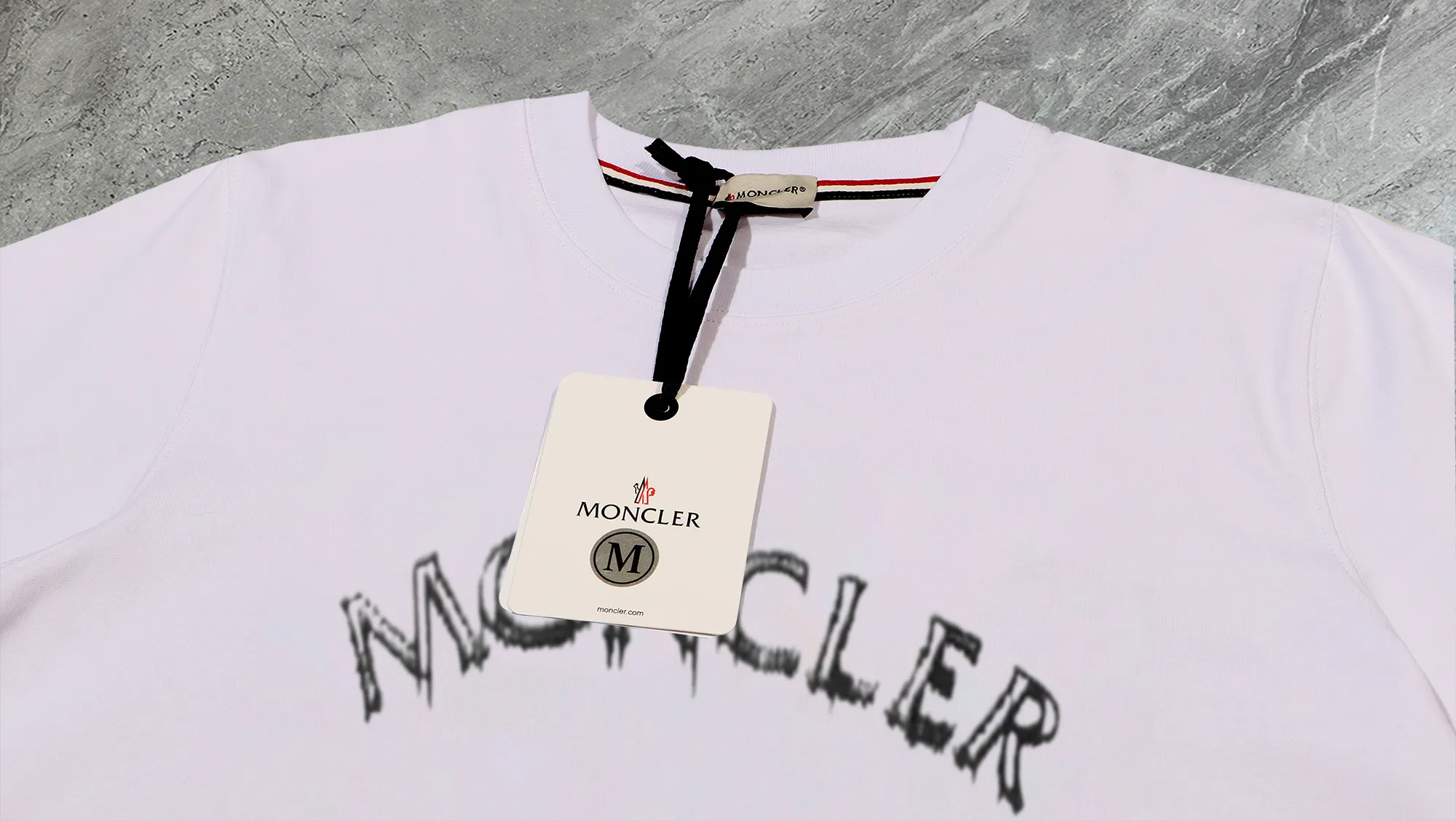 P210 High-version sweatshirt) [Long-term stock] 〖𝐌𝐎𝐍𝐂𝐋𝐄𝐑~Mask〗 Made of 440g heavy-weight fabric. It is different from the market currency. It can be matched with any variety and is properly handsome. 😎The whole dress is made of double waistcoats. The double waistcoats make the whole dress more three-dimensional. Not ordinary factories can do such fine work. 2025 Spring runway version of the T stage, on sale at the counter, round neck terry sweatshirt, high-end double-strand pure cotton, custom-made stretch ribs, dyed in the same vat, complete with three standards, matched with exquisite embroidered LOGO on the chest, simple and advanced, same style for men and women. Color: black, apricot, white, size: S M L XL 2XL