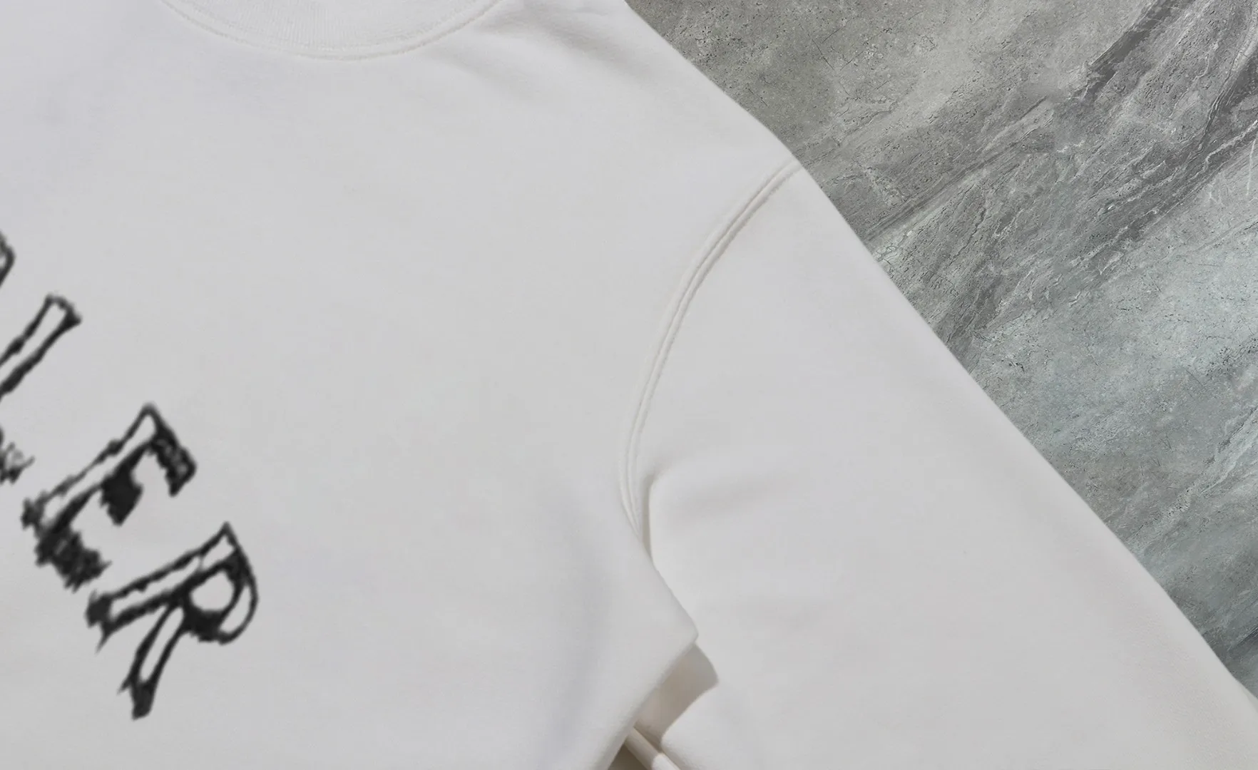 P210 High-version sweatshirt) [Long-term stock] 〖𝐌𝐎𝐍𝐂𝐋𝐄𝐑~Mask〗 Made of 440g heavy-weight fabric. It is different from the market currency. It can be matched with any variety and is properly handsome. 😎The whole dress is made of double waistcoats. The double waistcoats make the whole dress more three-dimensional. Not ordinary factories can do such fine work. 2025 Spring runway version of the T stage, on sale at the counter, round neck terry sweatshirt, high-end double-strand pure cotton, custom-made stretch ribs, dyed in the same vat, complete with three standards, matched with exquisite embroidered LOGO on the chest, simple and advanced, same style for men and women. Color: black, apricot, white, size: S M L XL 2XL