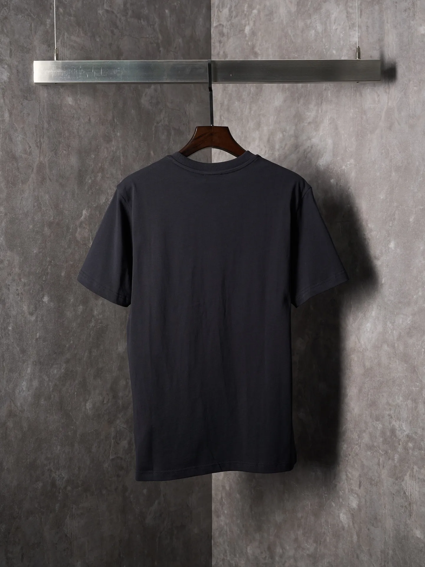 P220 Actual hanging auction] Moncler/mask three-color badge patch logo short sleeves [Ready stock] S M L Use advanced computer control systems and precision mechanical components to achieve Moncler embroidery logo embroidery operations with high precision. The lines are smooth and delicate. The fabrics have been washed and have a better hand feel. Not easy to deform, not easy to shrink, not easy to fade, and maintain long-term beauty and loose fit.