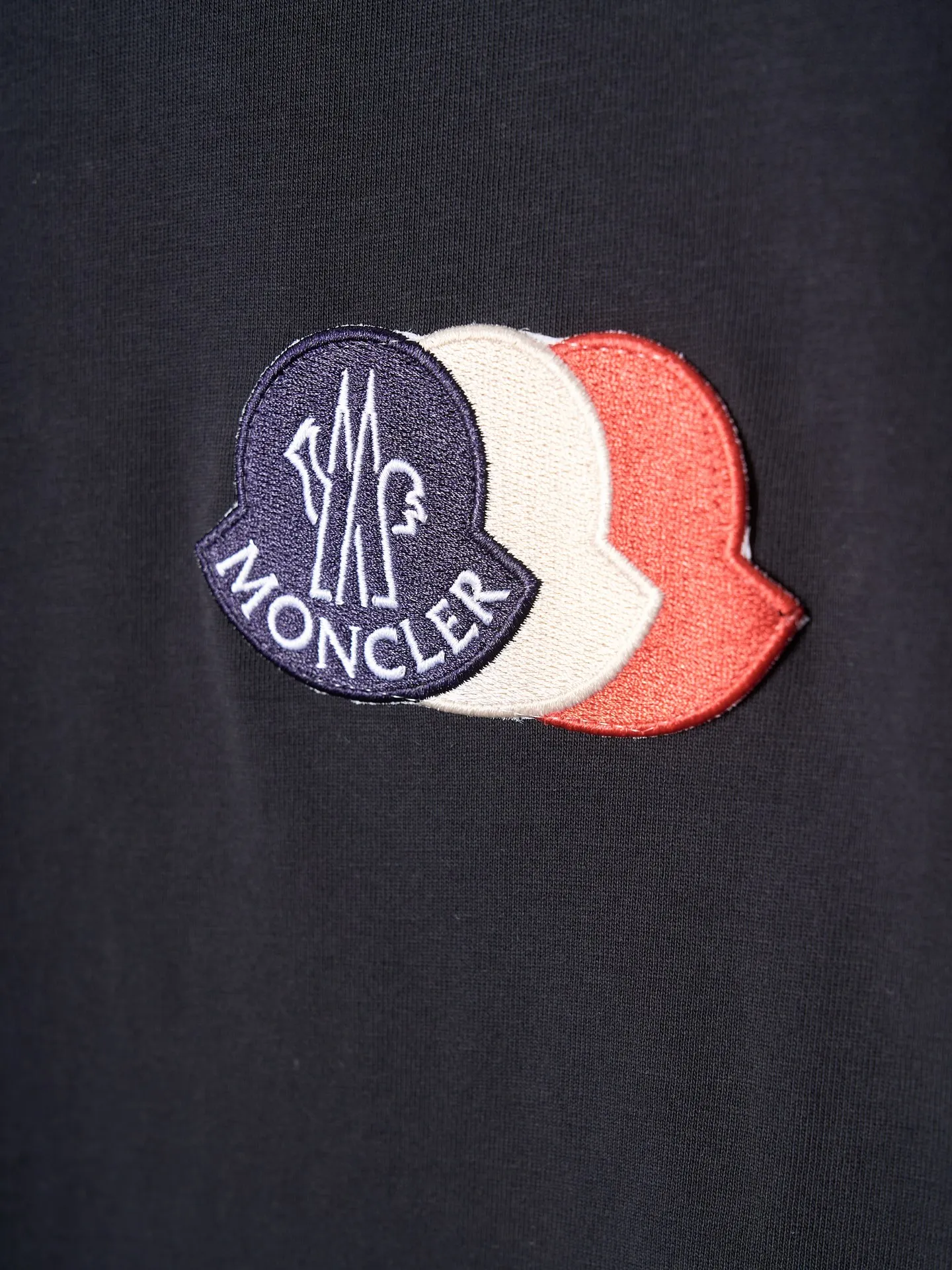 P220 Actual hanging auction] Moncler/mask three-color badge patch logo short sleeves [Ready stock] S M L Use advanced computer control systems and precision mechanical components to achieve Moncler embroidery logo embroidery operations with high precision. The lines are smooth and delicate. The fabrics have been washed and have a better hand feel. Not easy to deform, not easy to shrink, not easy to fade, and maintain long-term beauty and loose fit.